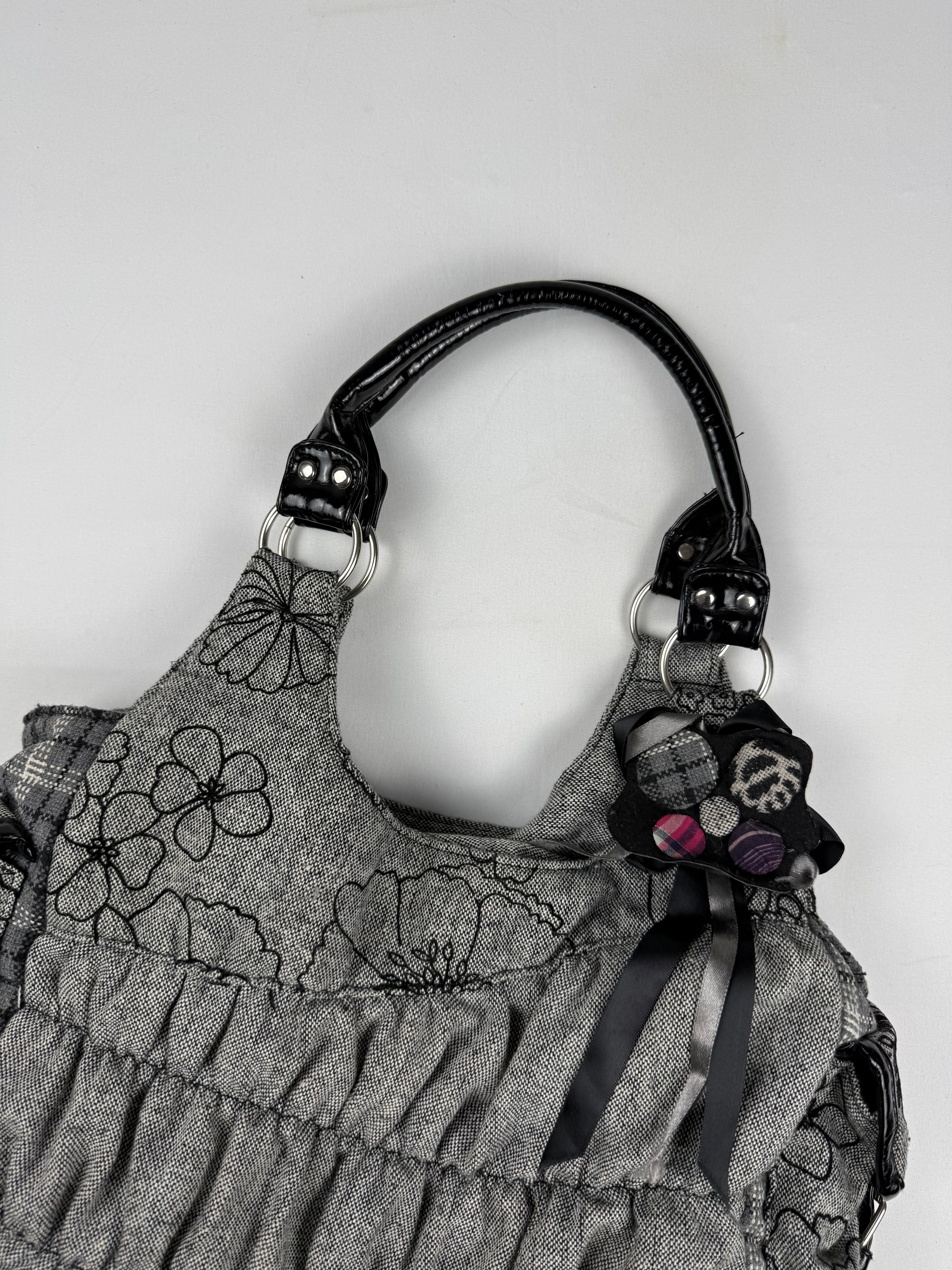 Grey shoulder bag with charms (20x38cm)