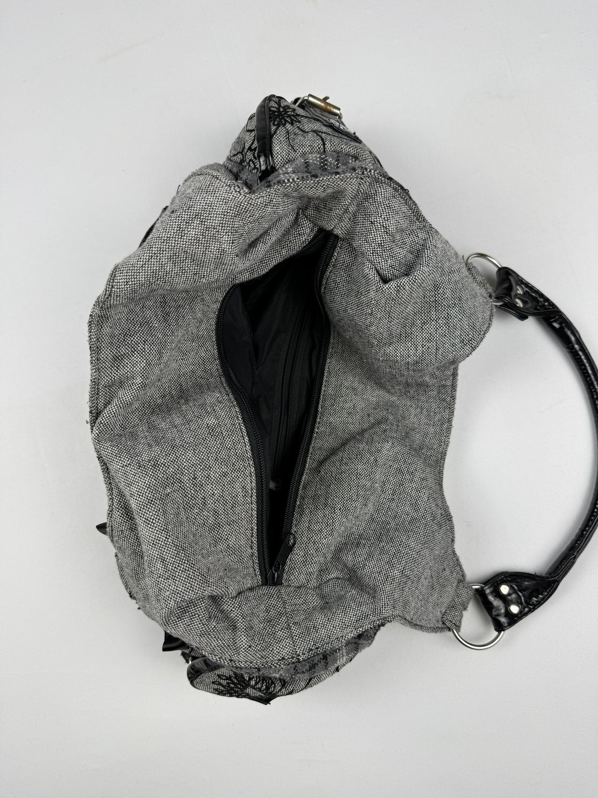 Grey shoulder bag with charms (20x38cm)