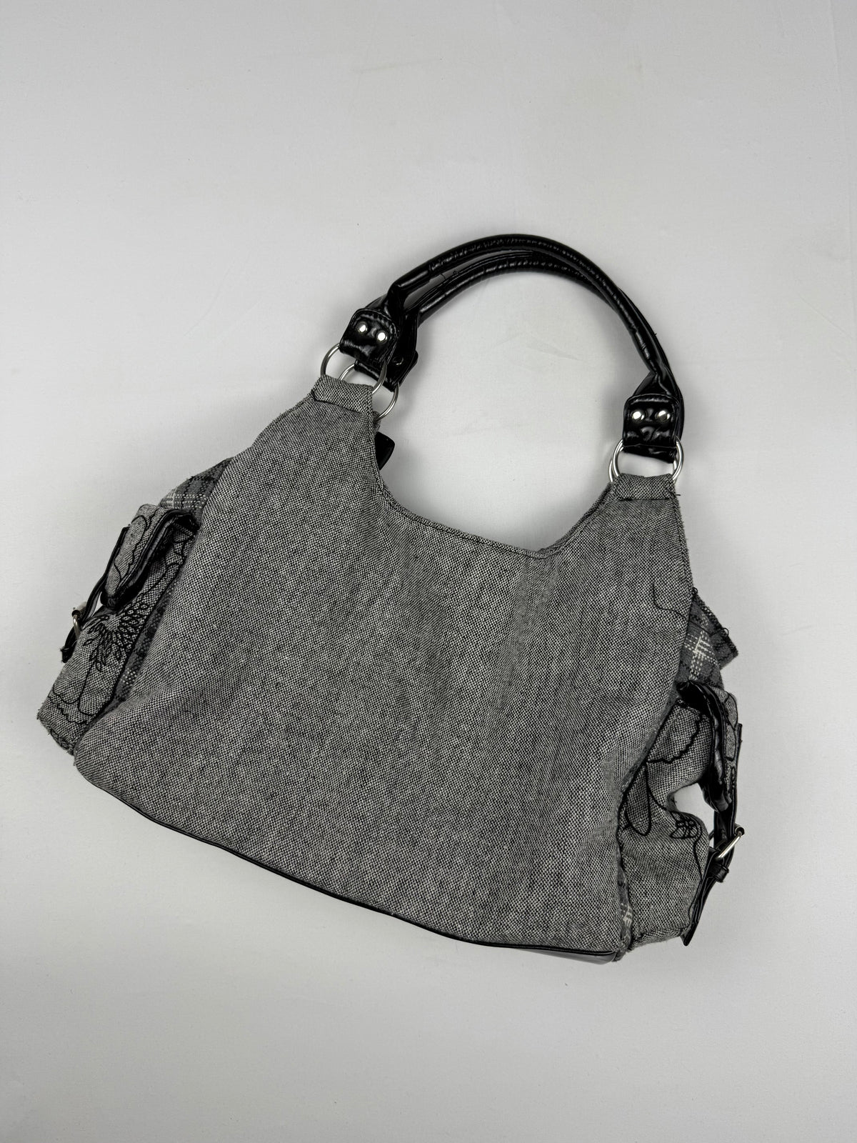 Grey shoulder bag with charms (20x38cm)