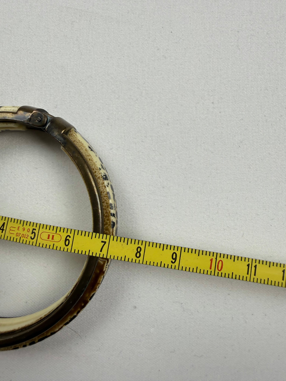 Animal pint beige bangle bracelet