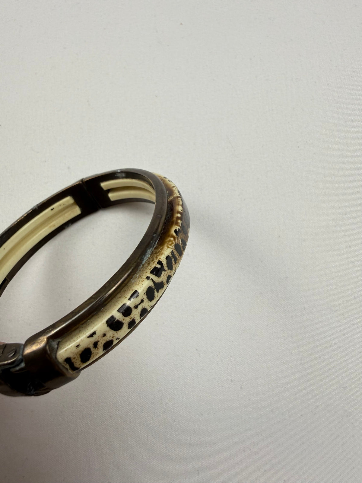 Animal pint beige bangle bracelet