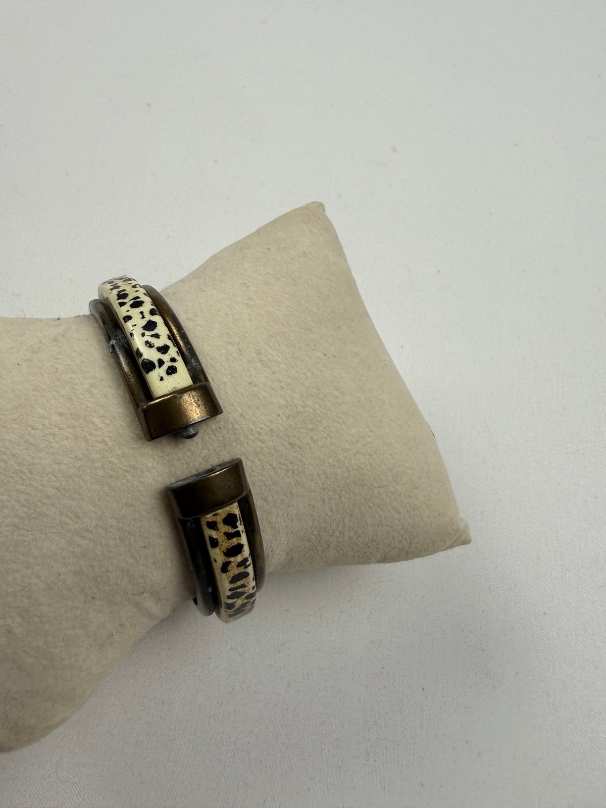 Animal pint beige bangle bracelet