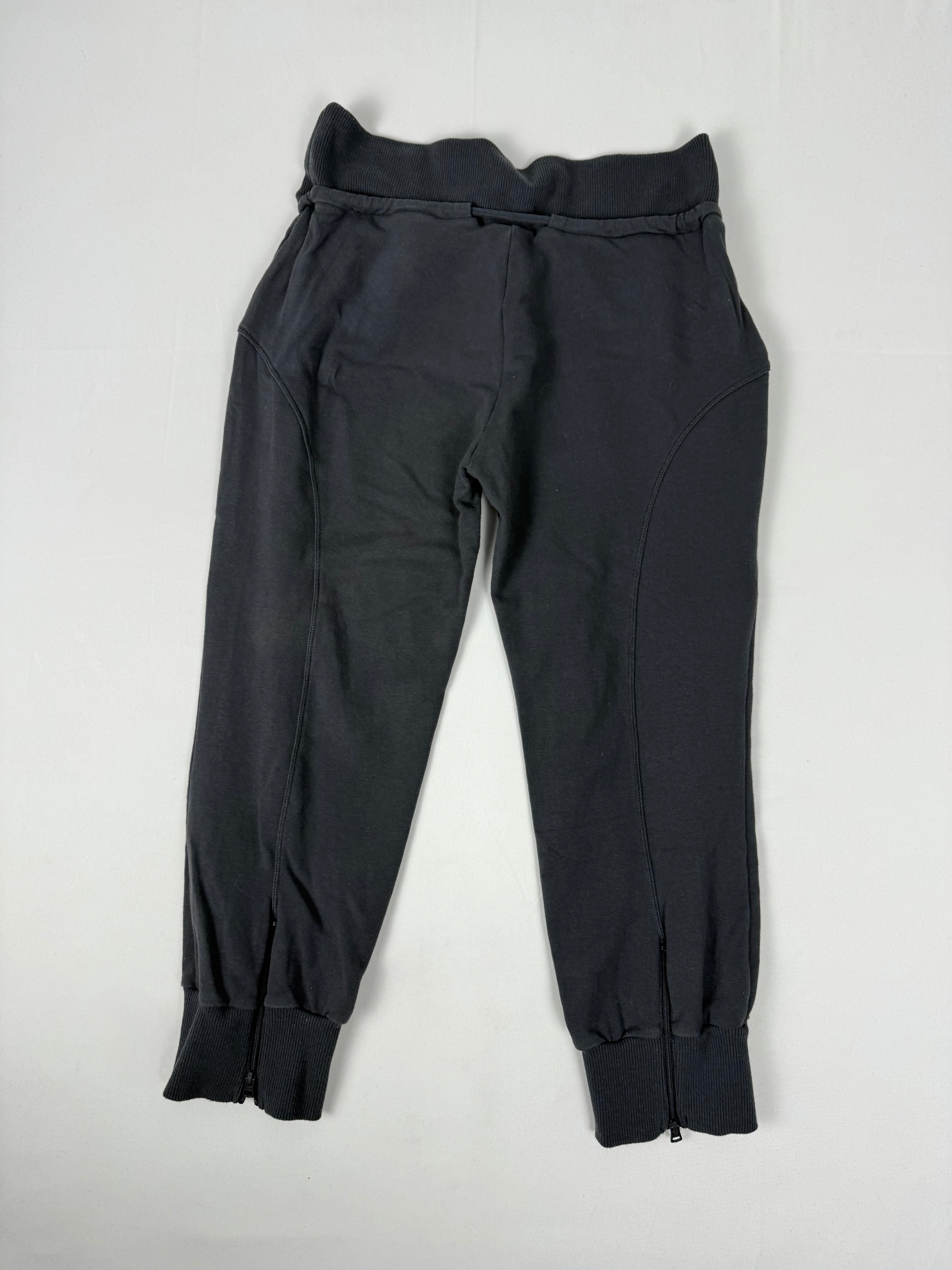 Grey stretchy activewear low rise capri pants (S/M)