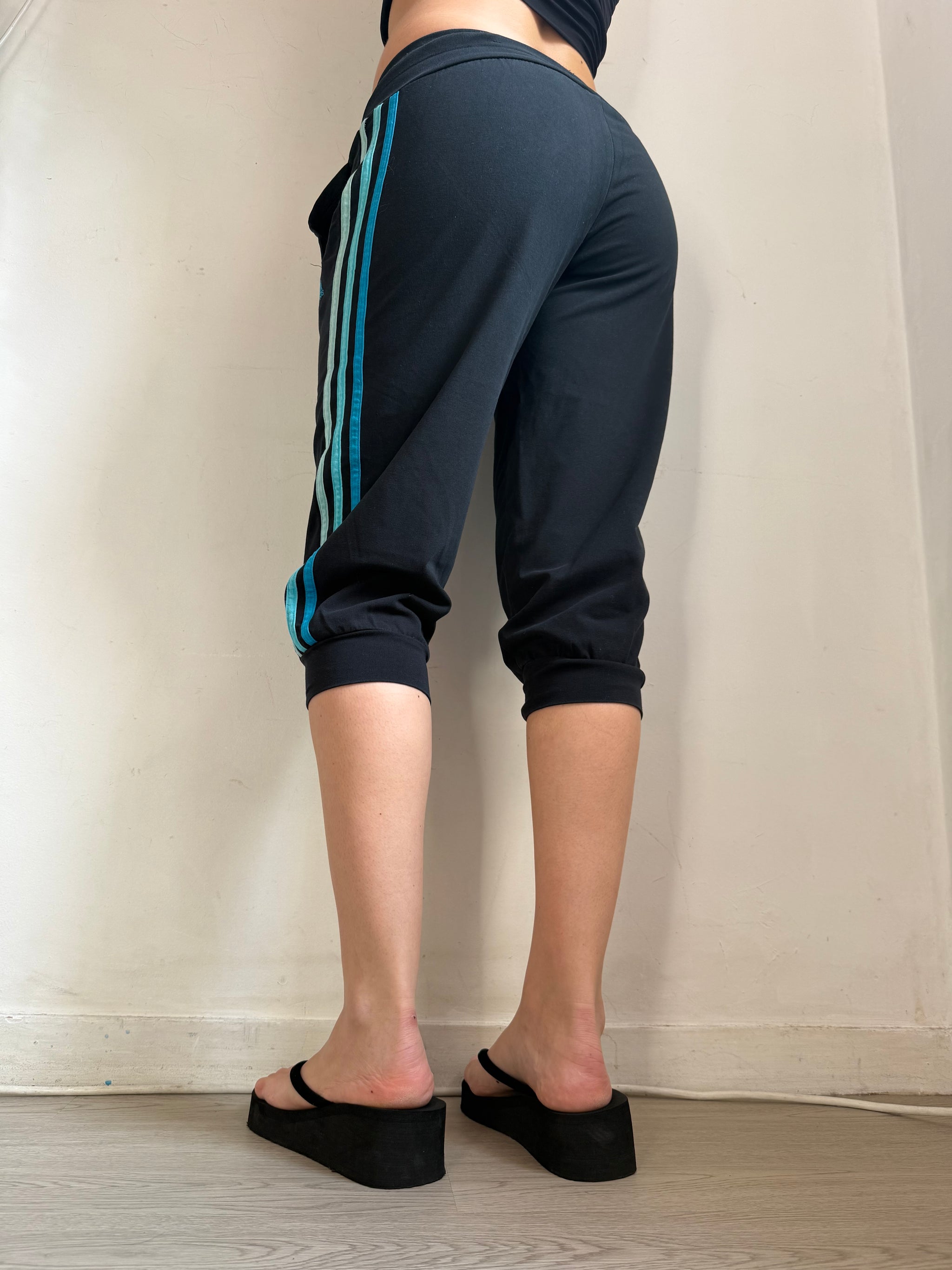 Black & blue activewear capri pants (XS)