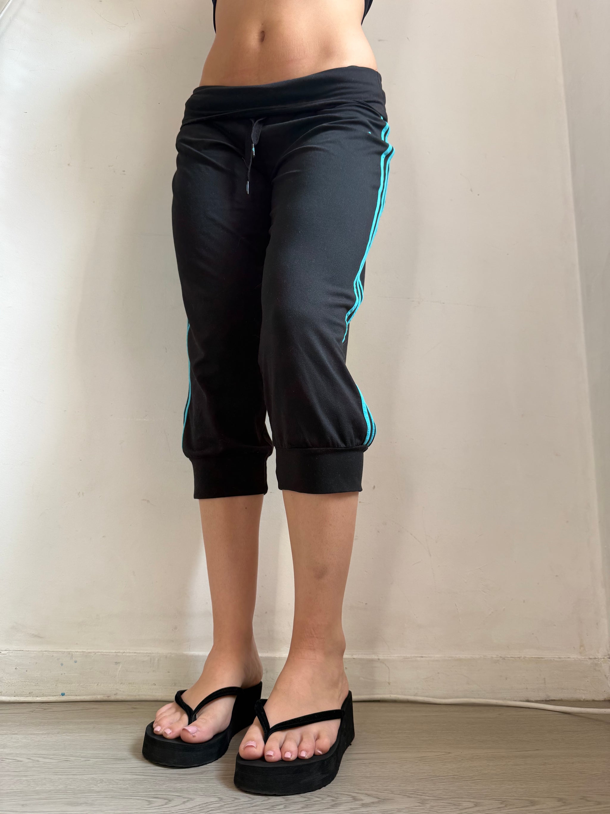 Black & blue activewear capri pants (M)