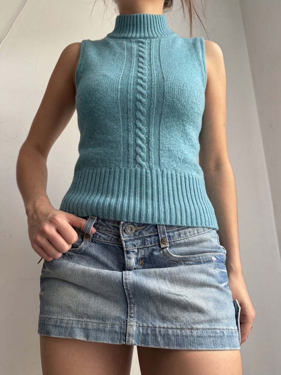 Blue sleeveless jumper (M)