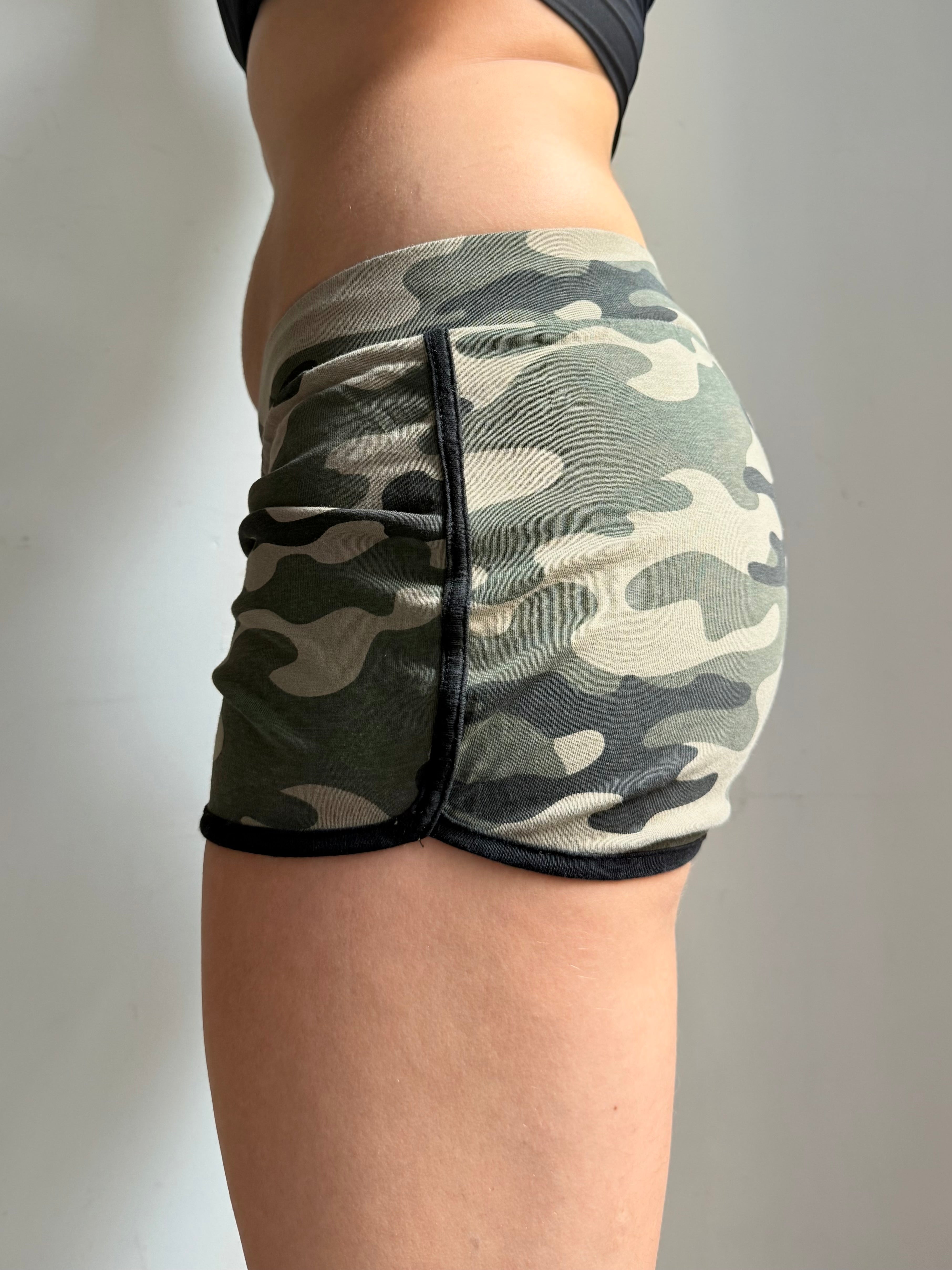 Khaki camo activewear mini short (S)