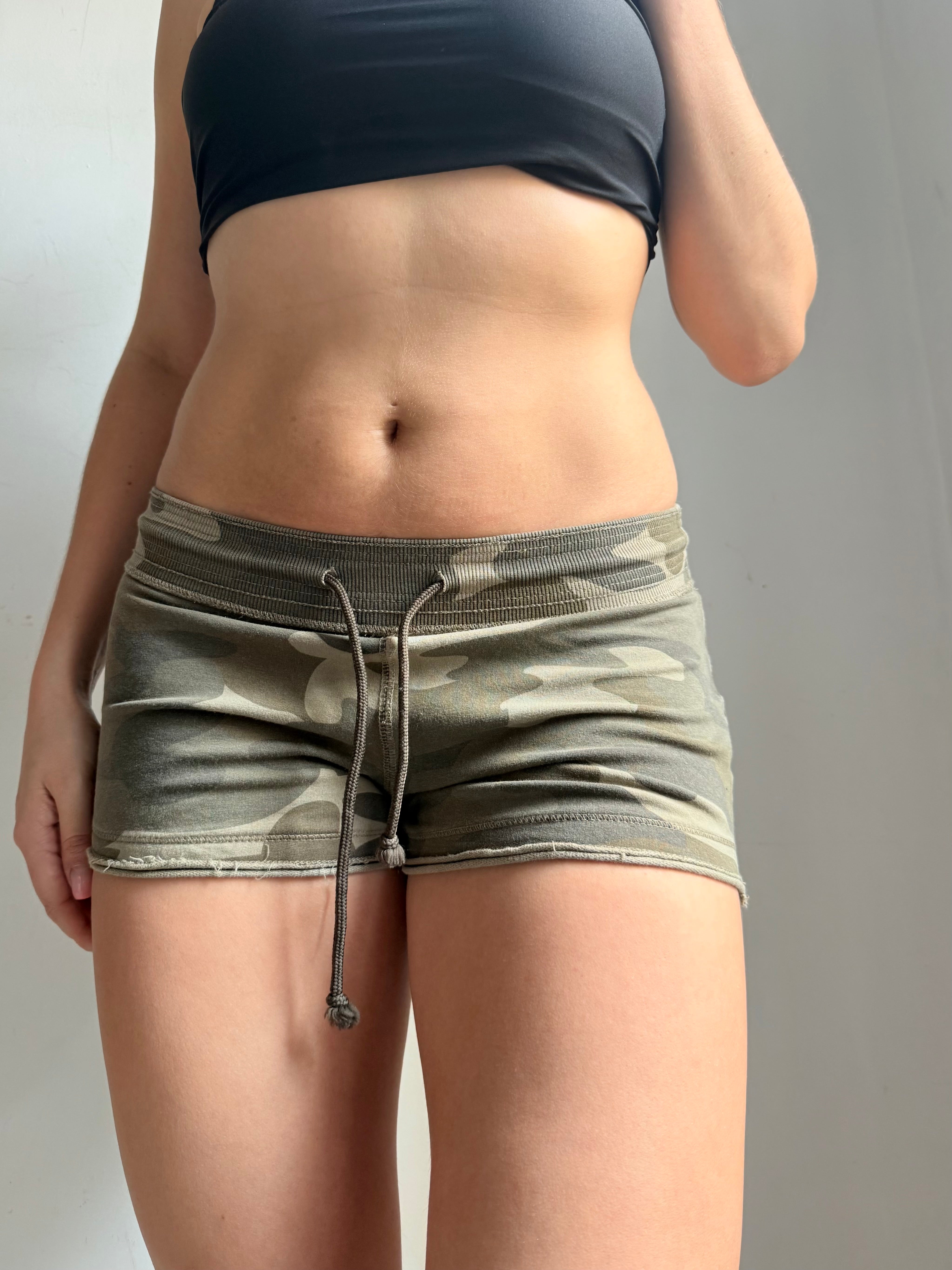 Khaki camo print low rise mini short (M)