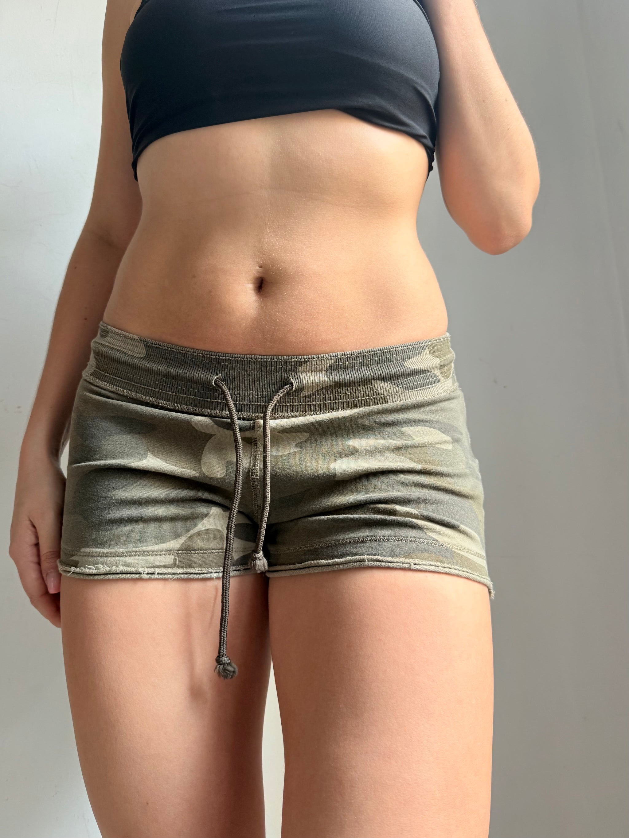 Khaki camo print low rise mini short (M)