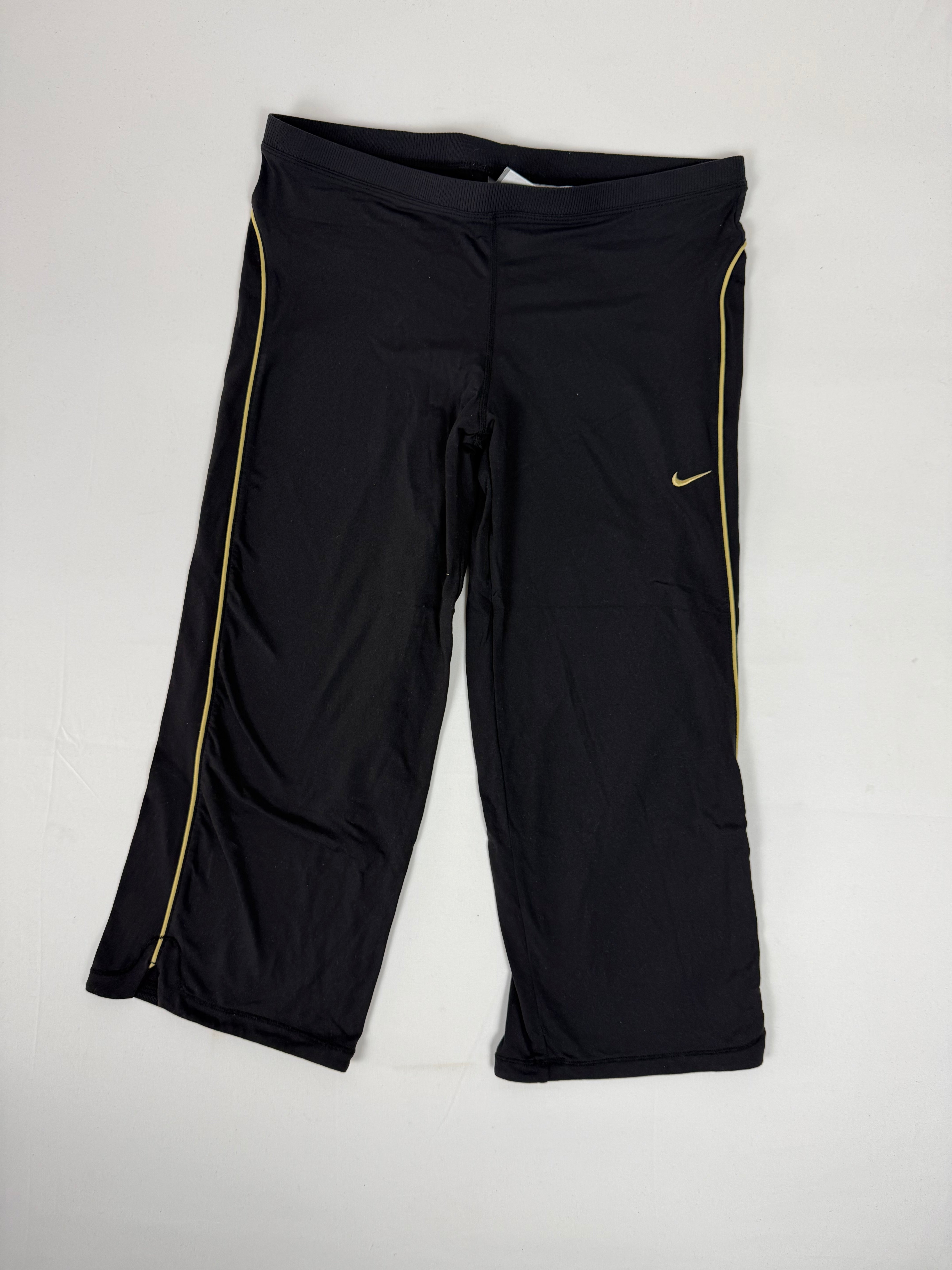 Black stretchy activewear capri pants (M)
