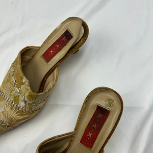 Beige pointed toes kitten heels (36)