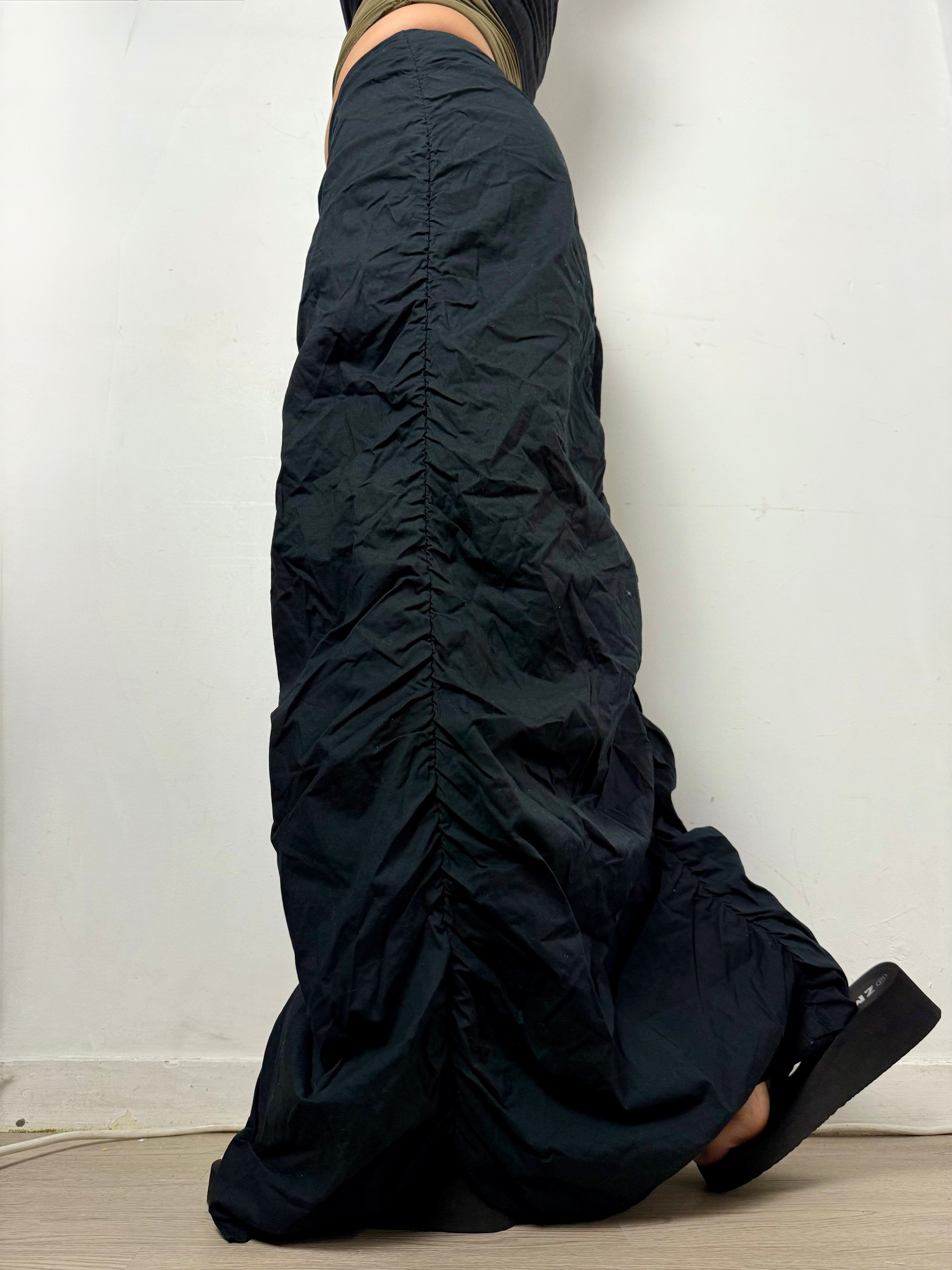 Black ruched maxi skirt (S)