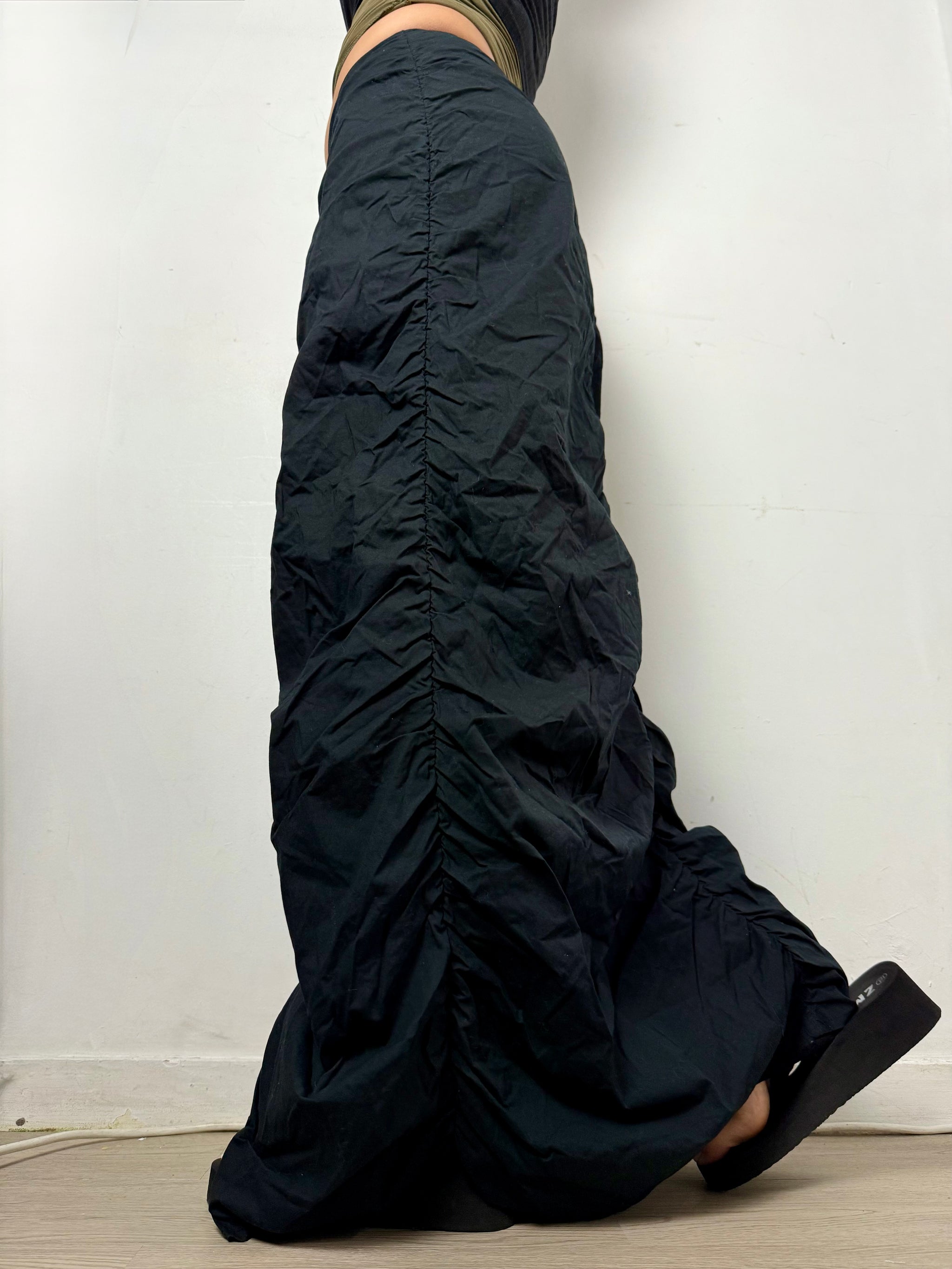Black ruched maxi skirt (S)