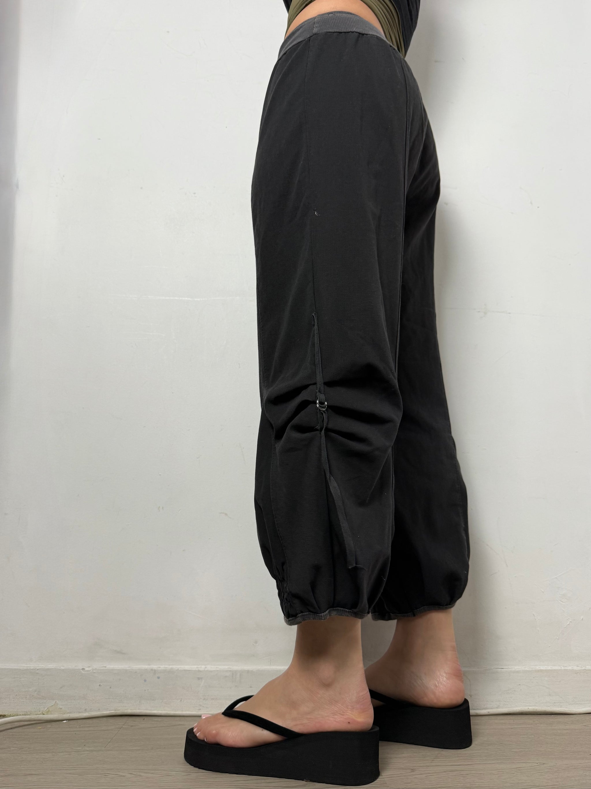 Black stretchy capri pants (S/M)