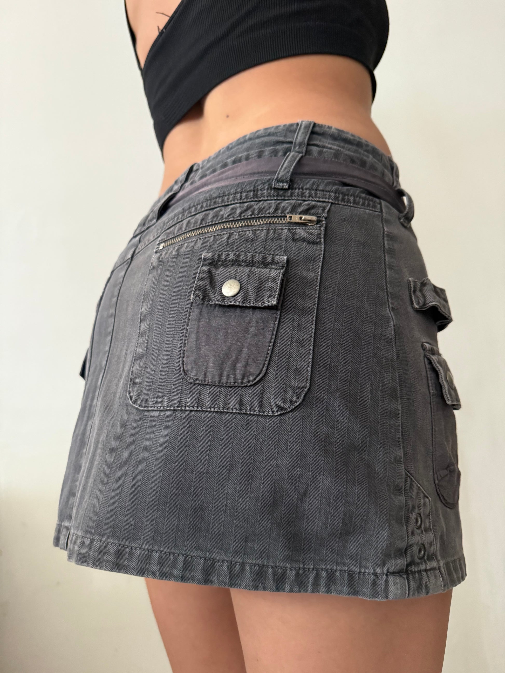 Grey denim cargo low rise mini skirt (S)