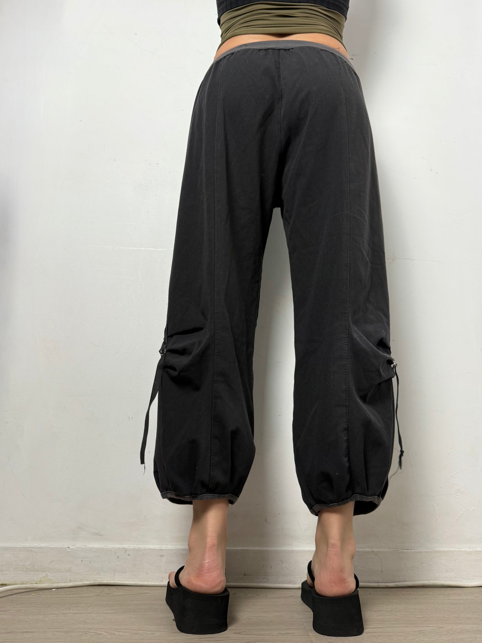 Black stretchy capri pants (S/M)