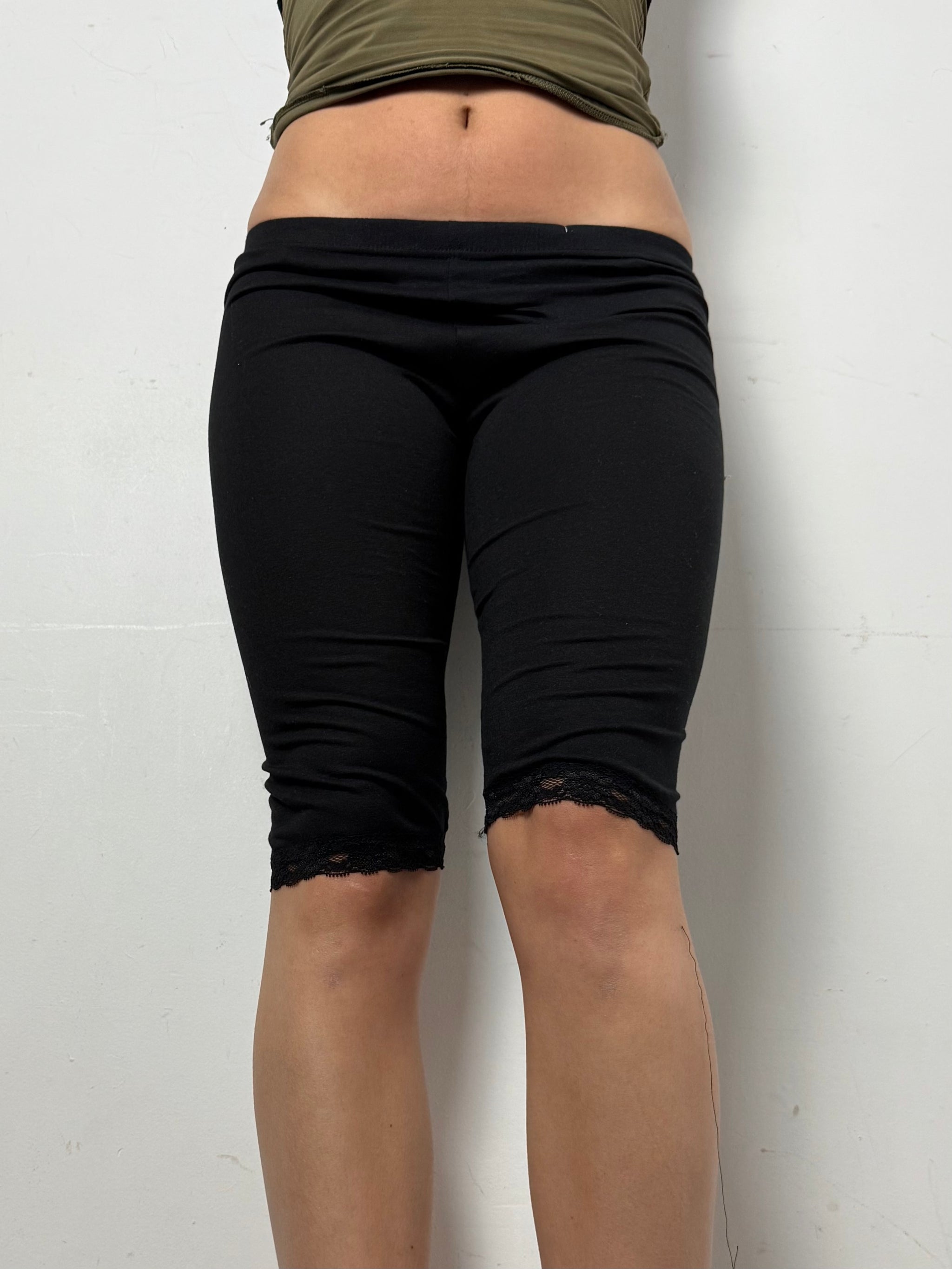 Black stretchy low rise capri pants (S/M)