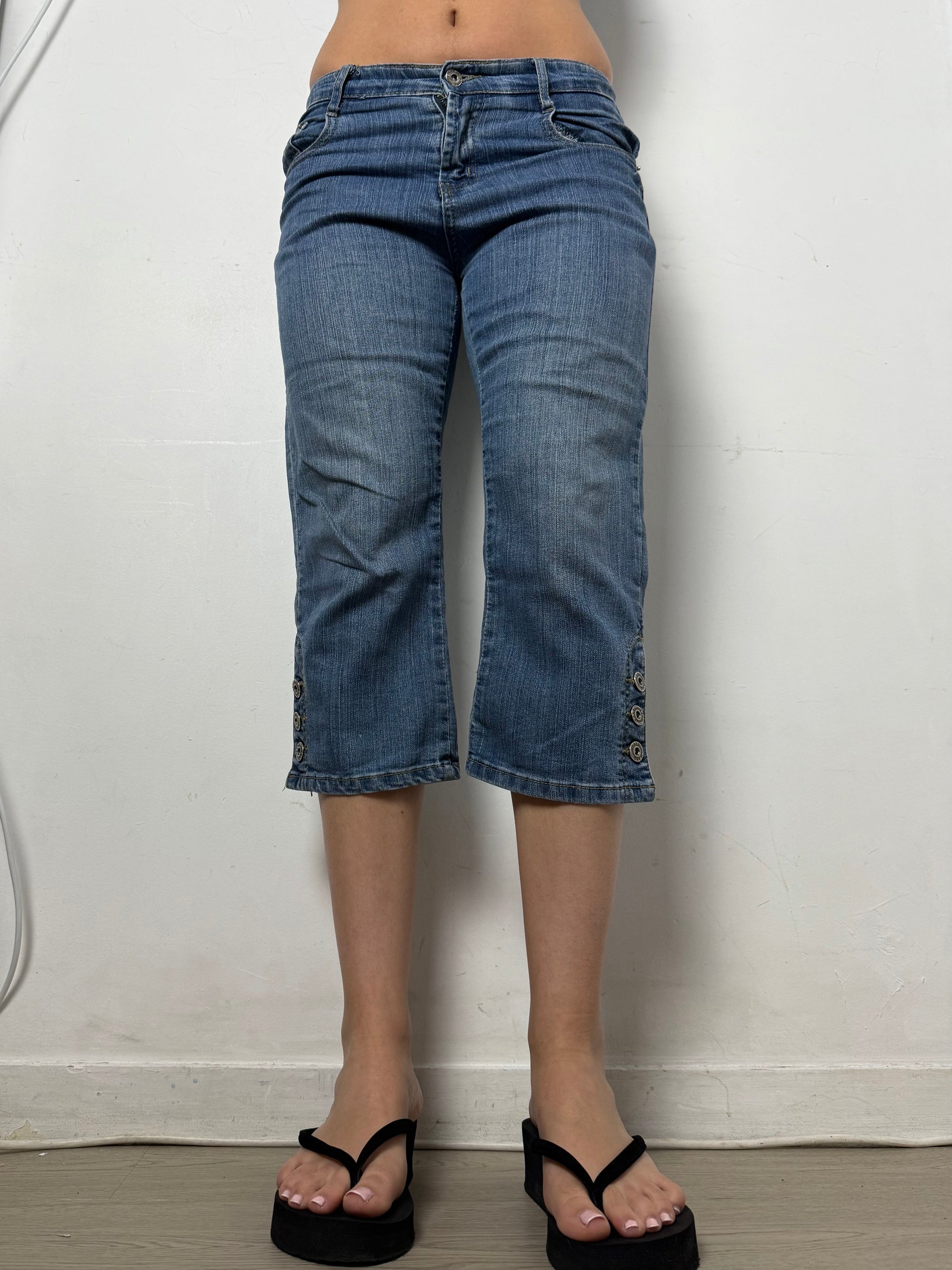 Blue denim low rise capri pants (S)