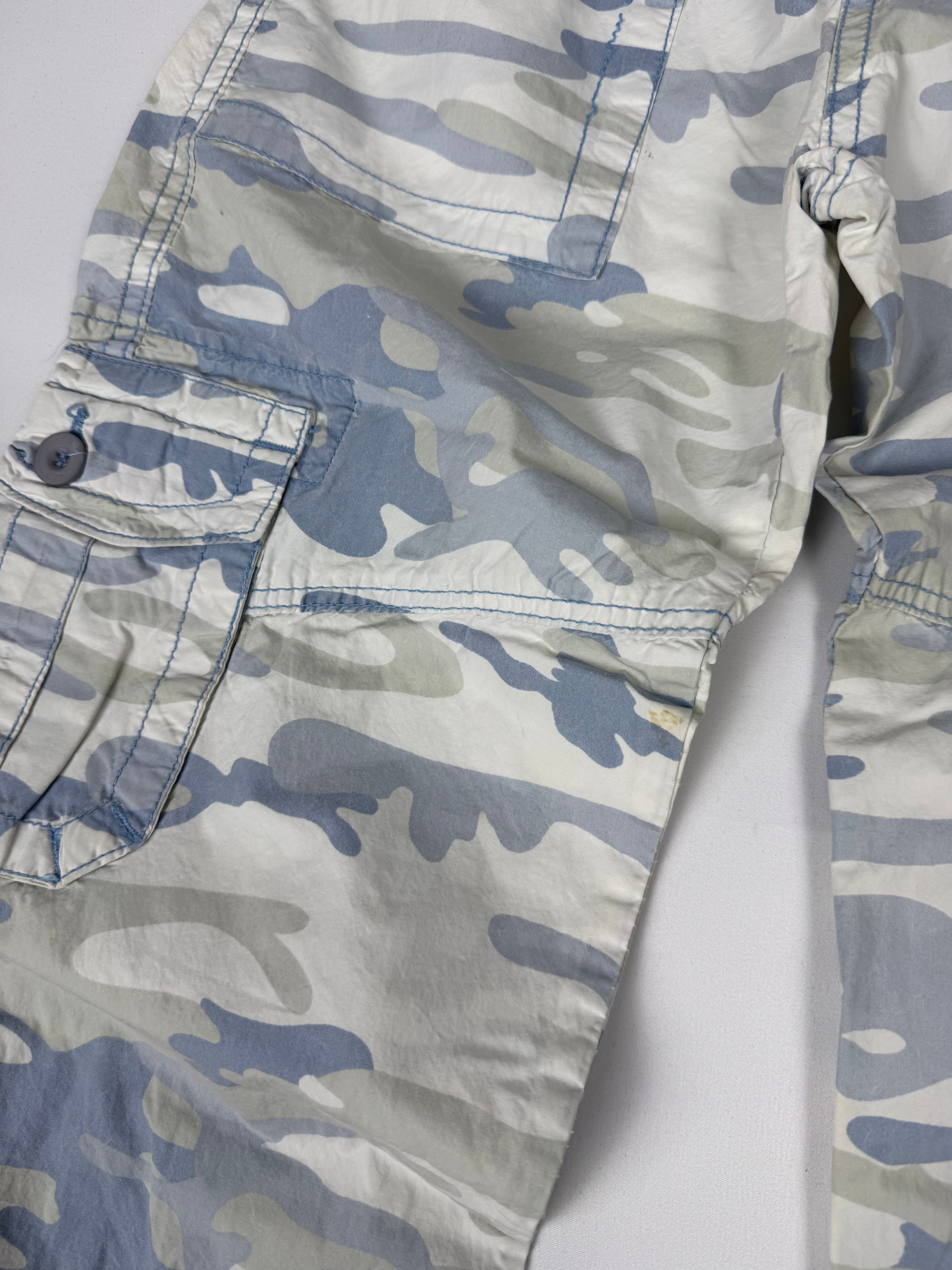 Blue camo print cargo capri pants (XS)