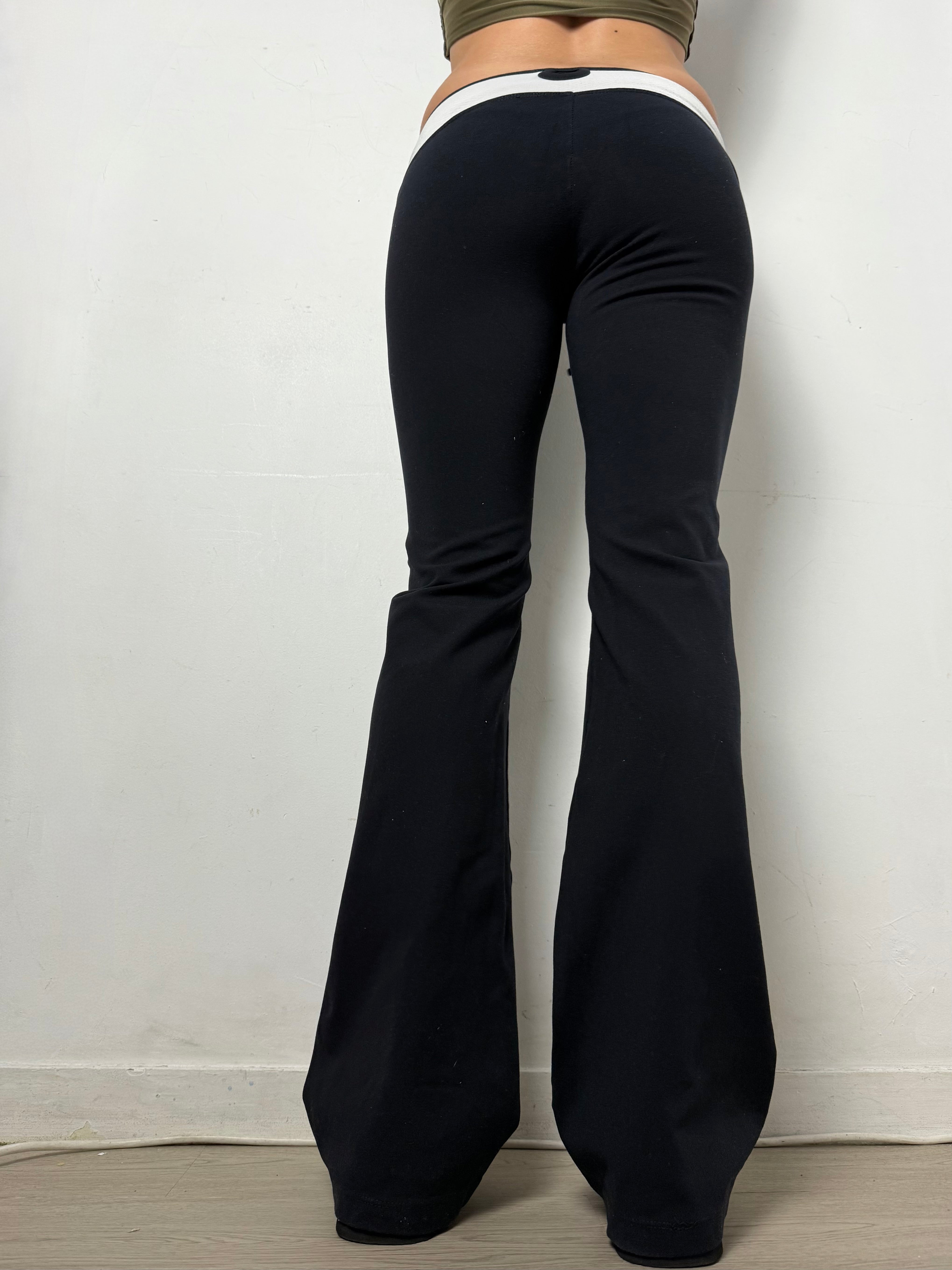 Black stretchy activewear flare pants (S)