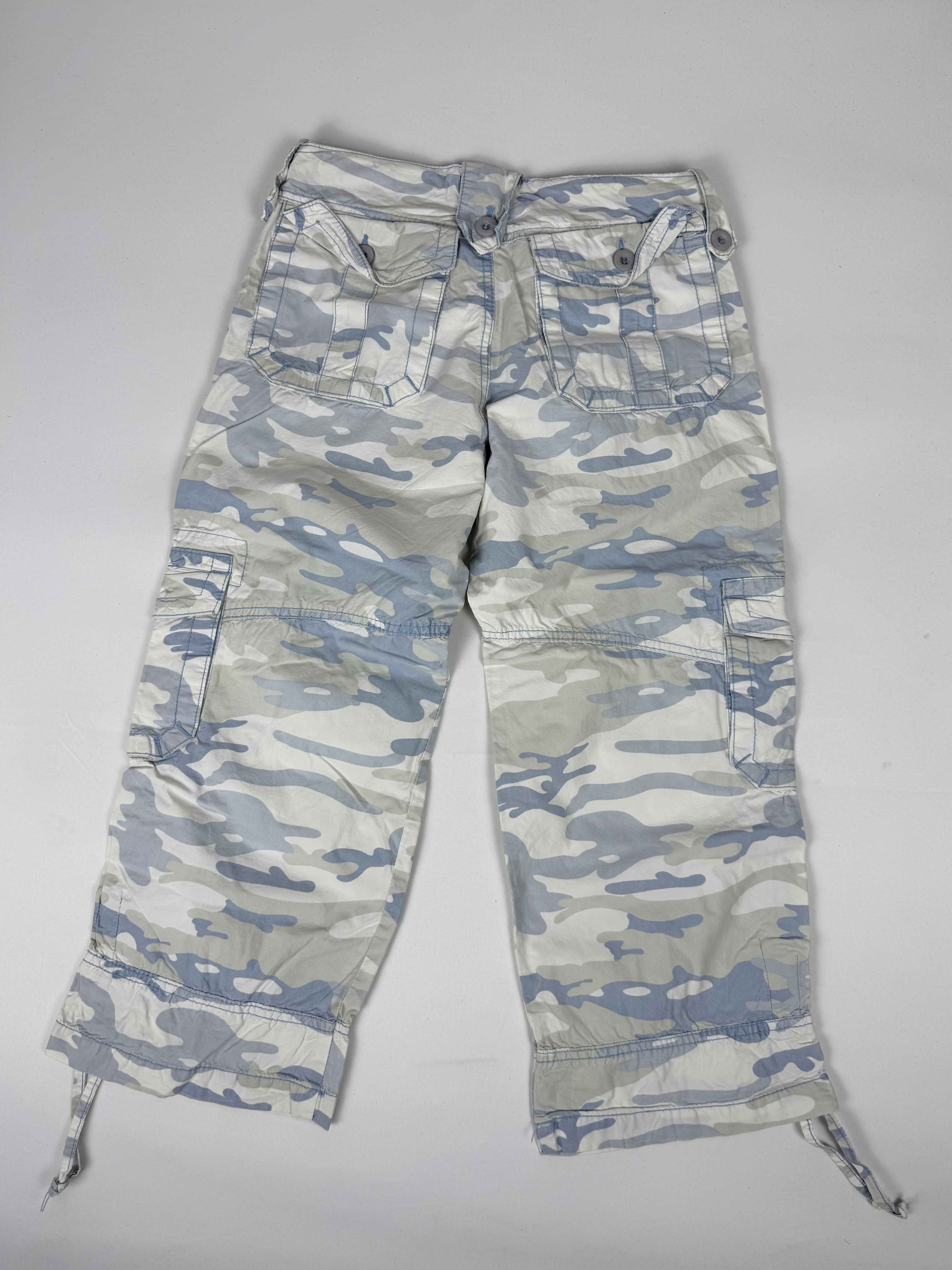 Blue camo print cargo capri pants (XS)