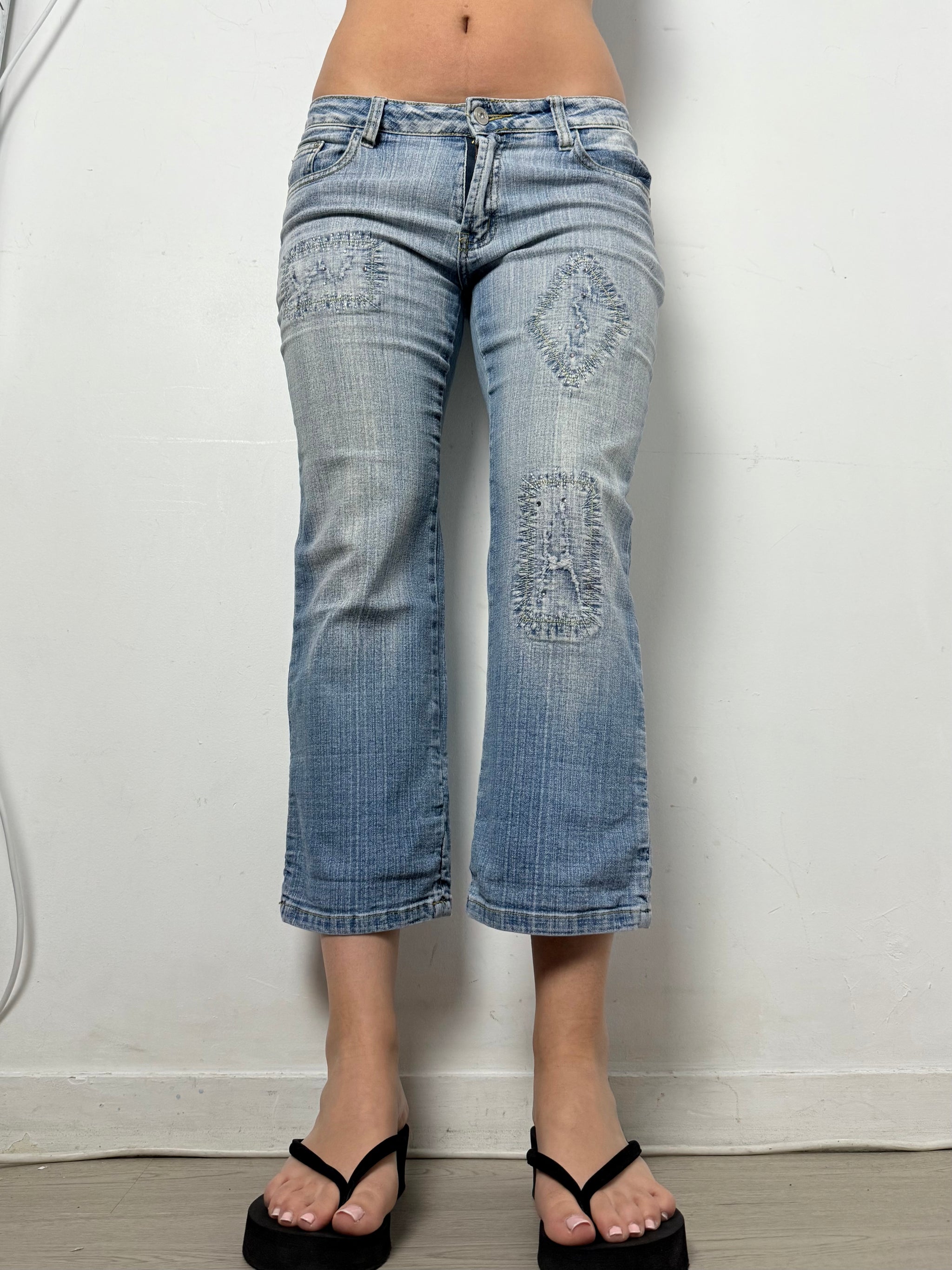 Blue denim low rise capri pants (M)
