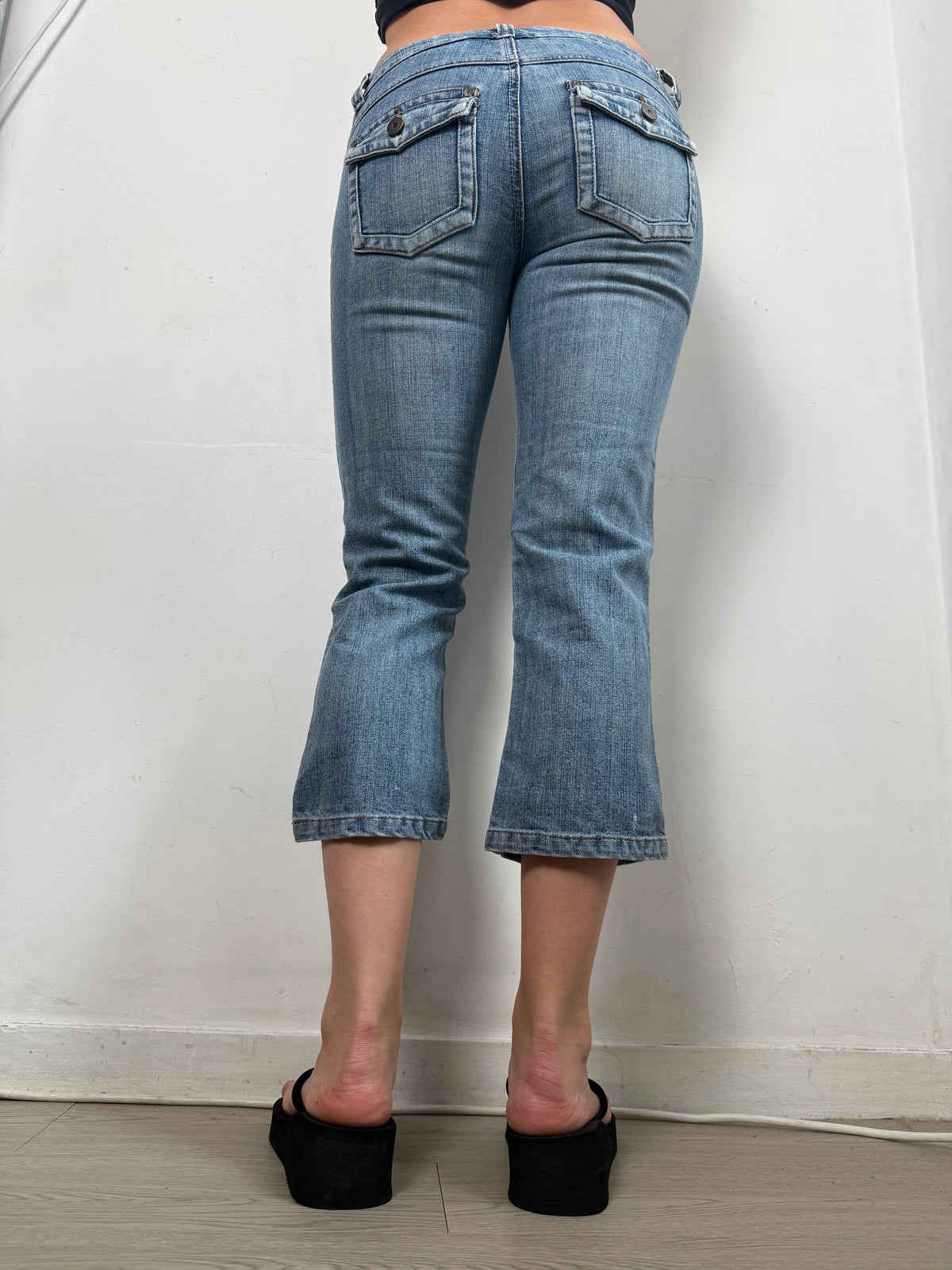 Blue denim low rise capri pants (XS)