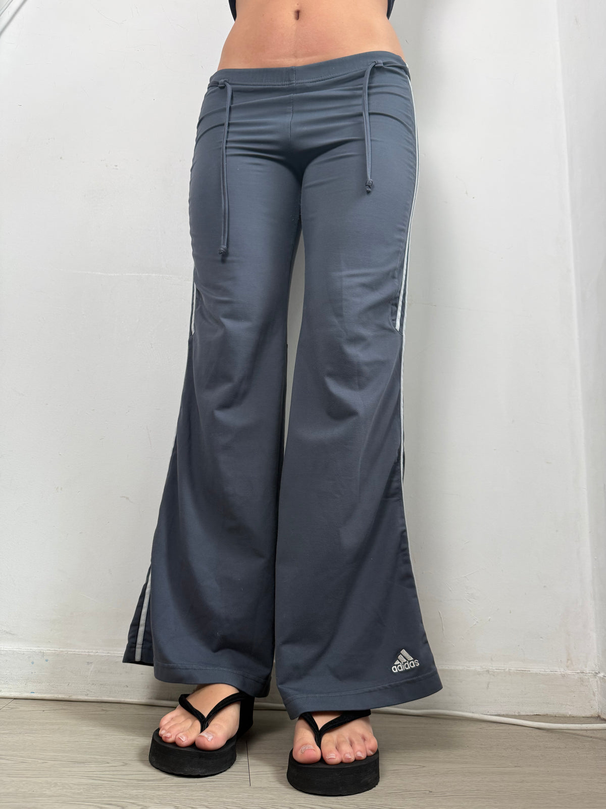 Grey low rise activewear pants (L)