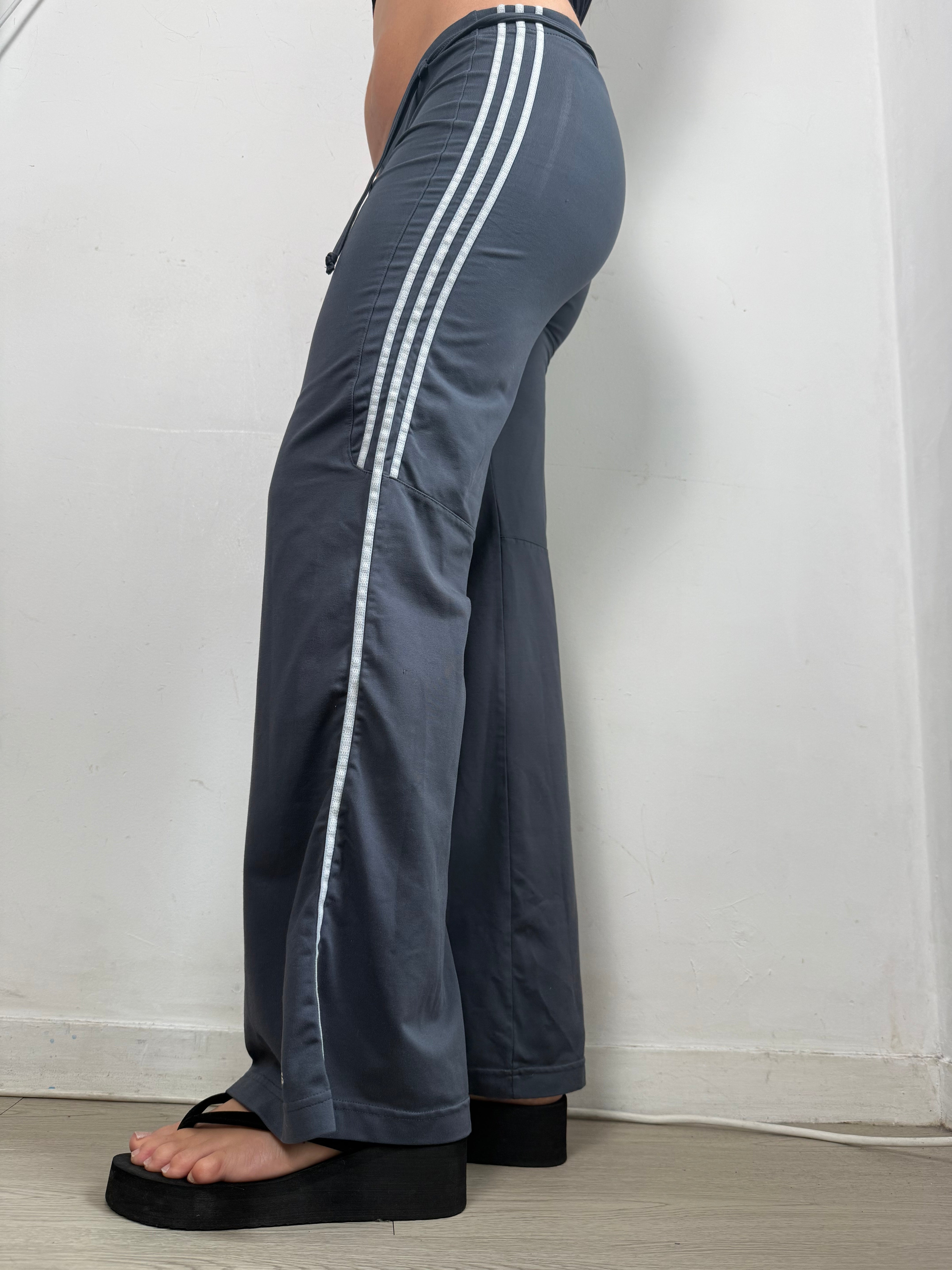 Grey low rise activewear pants (L)