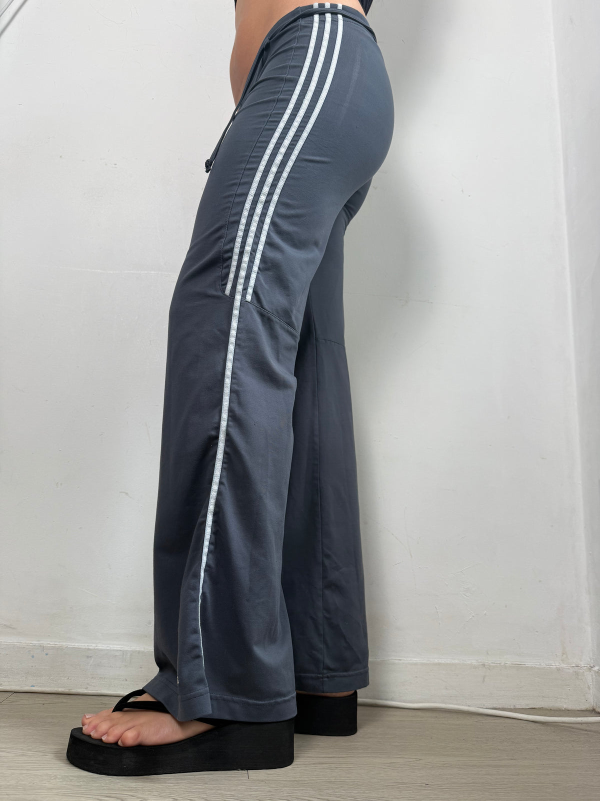 Grey low rise activewear pants (L)