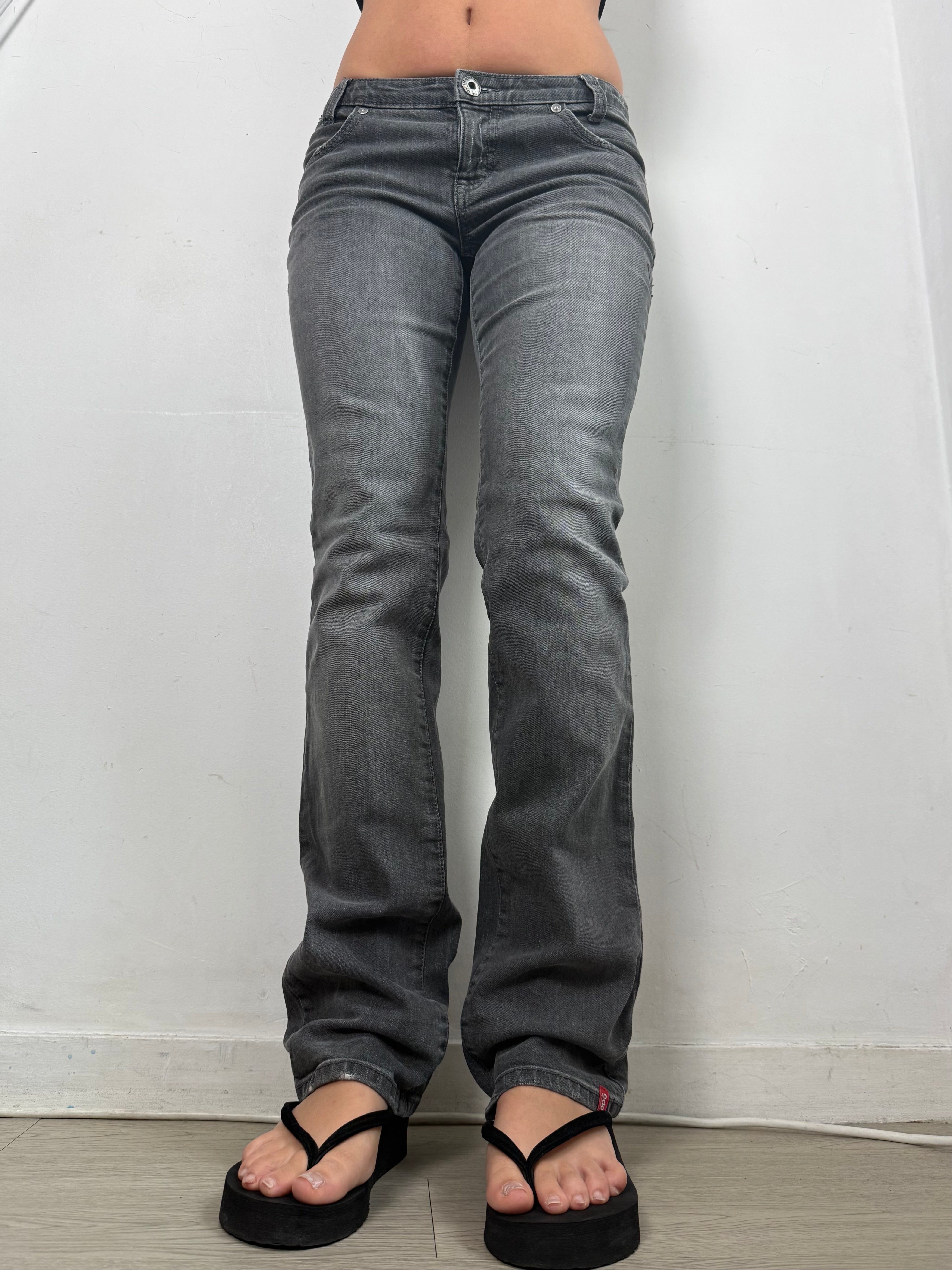 Grey denim low rise straight legs pants (M)