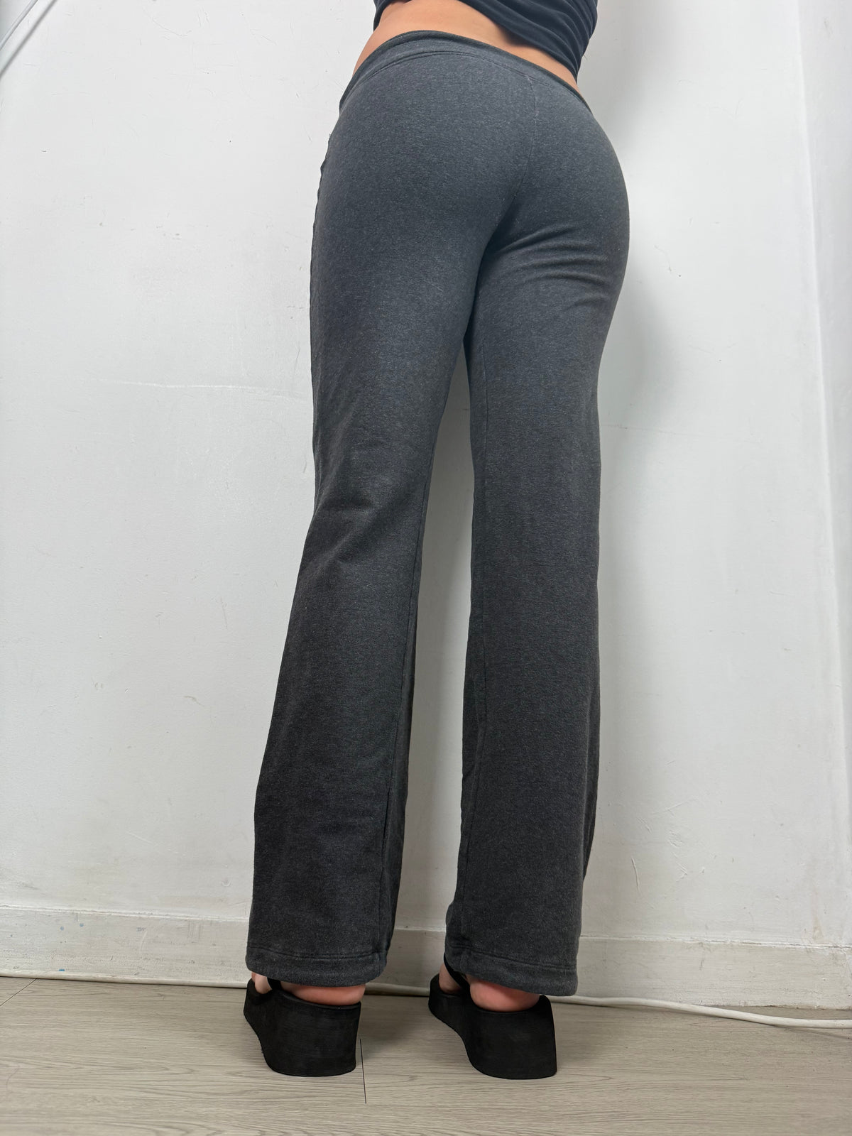 Grey low rise activewear pants (XS)