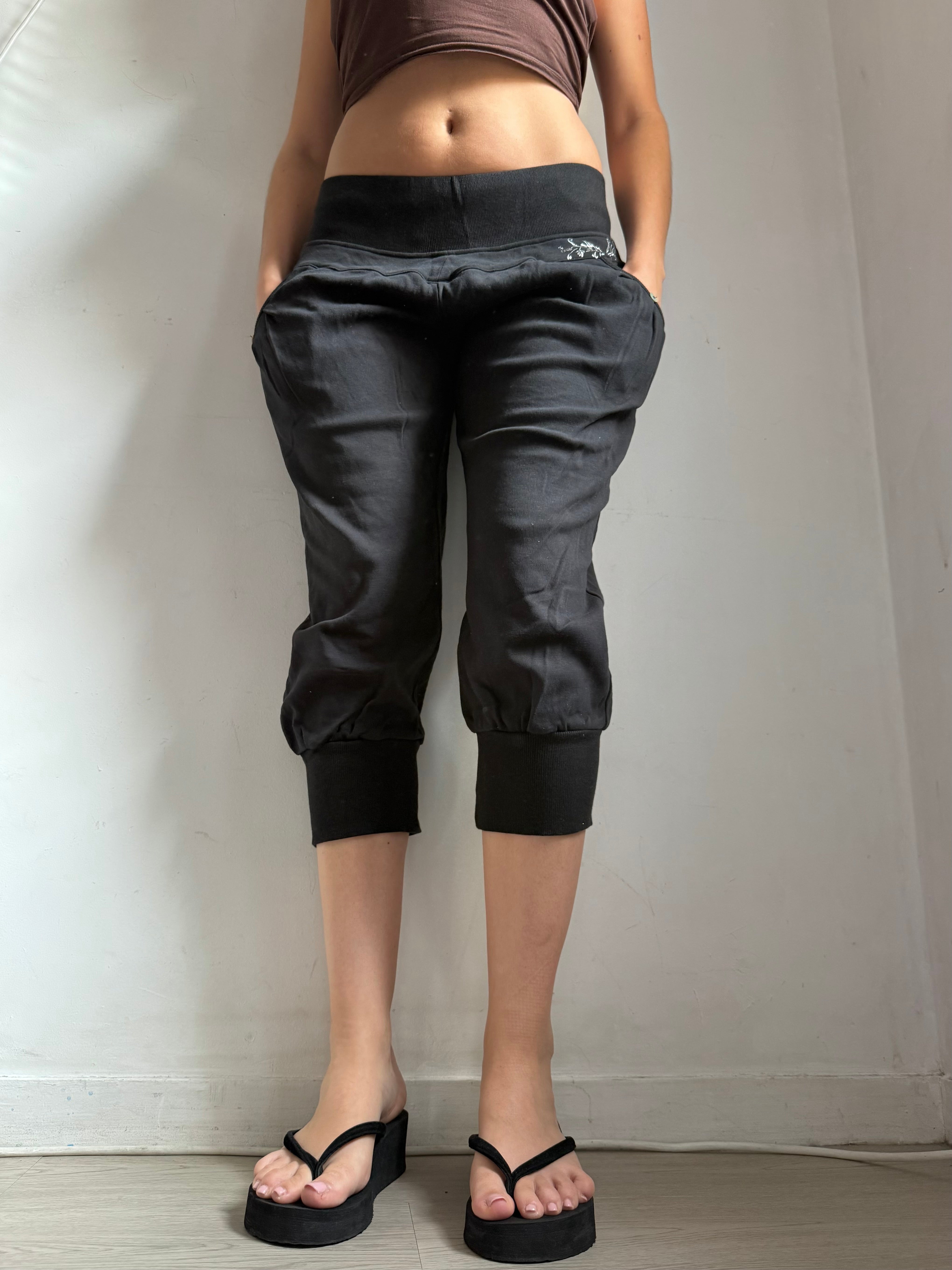 Black cotton capri pants (M)
