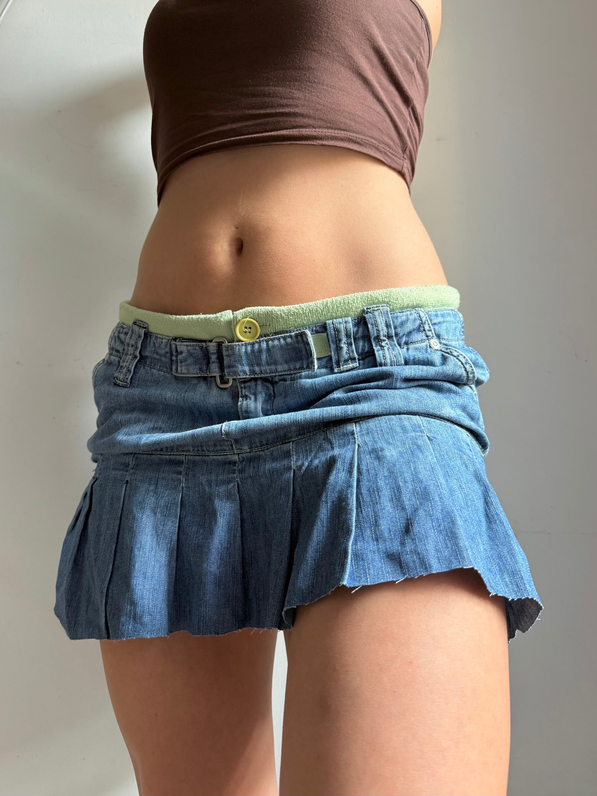 Denim low rise mini pleated skirt (L)