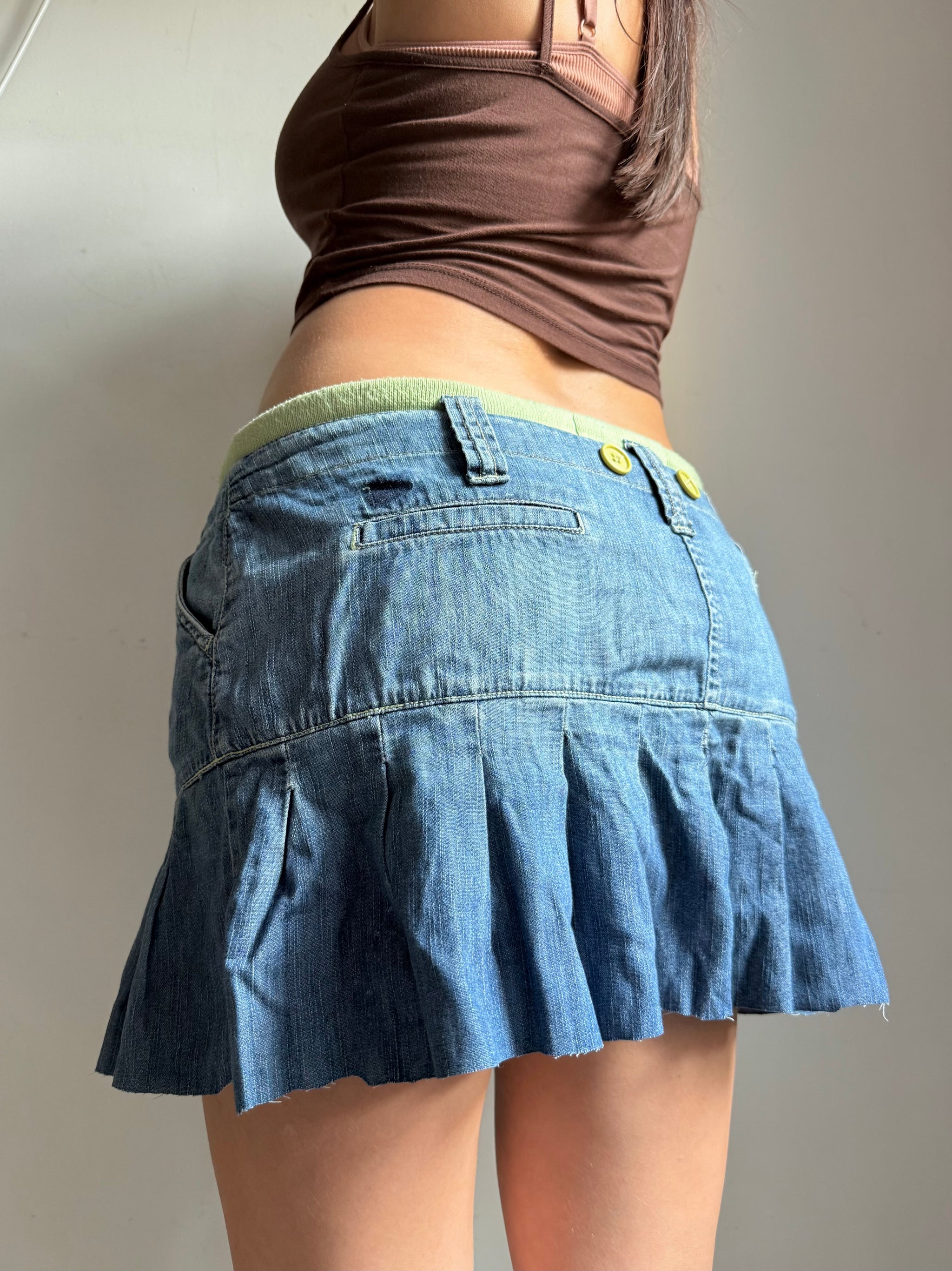 Denim low rise mini pleated skirt (L)