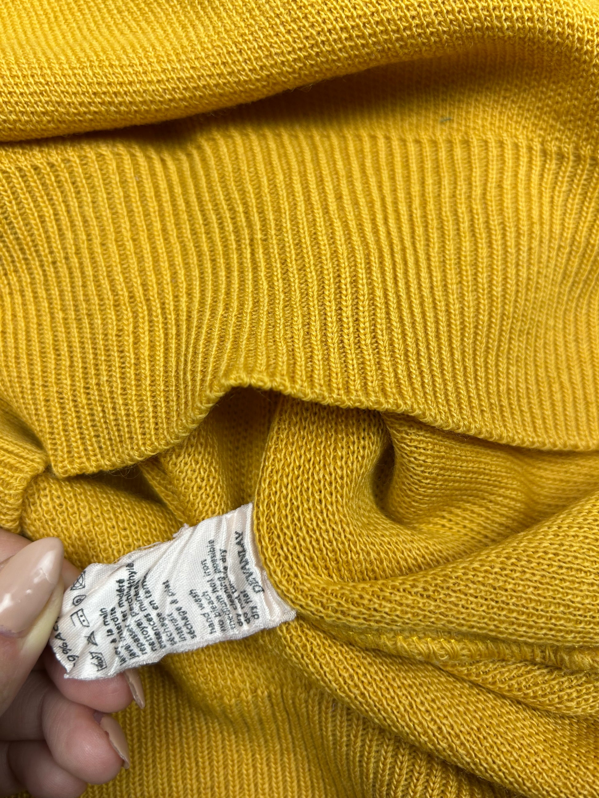 Yellow round neck 90s logo jumper (XL)