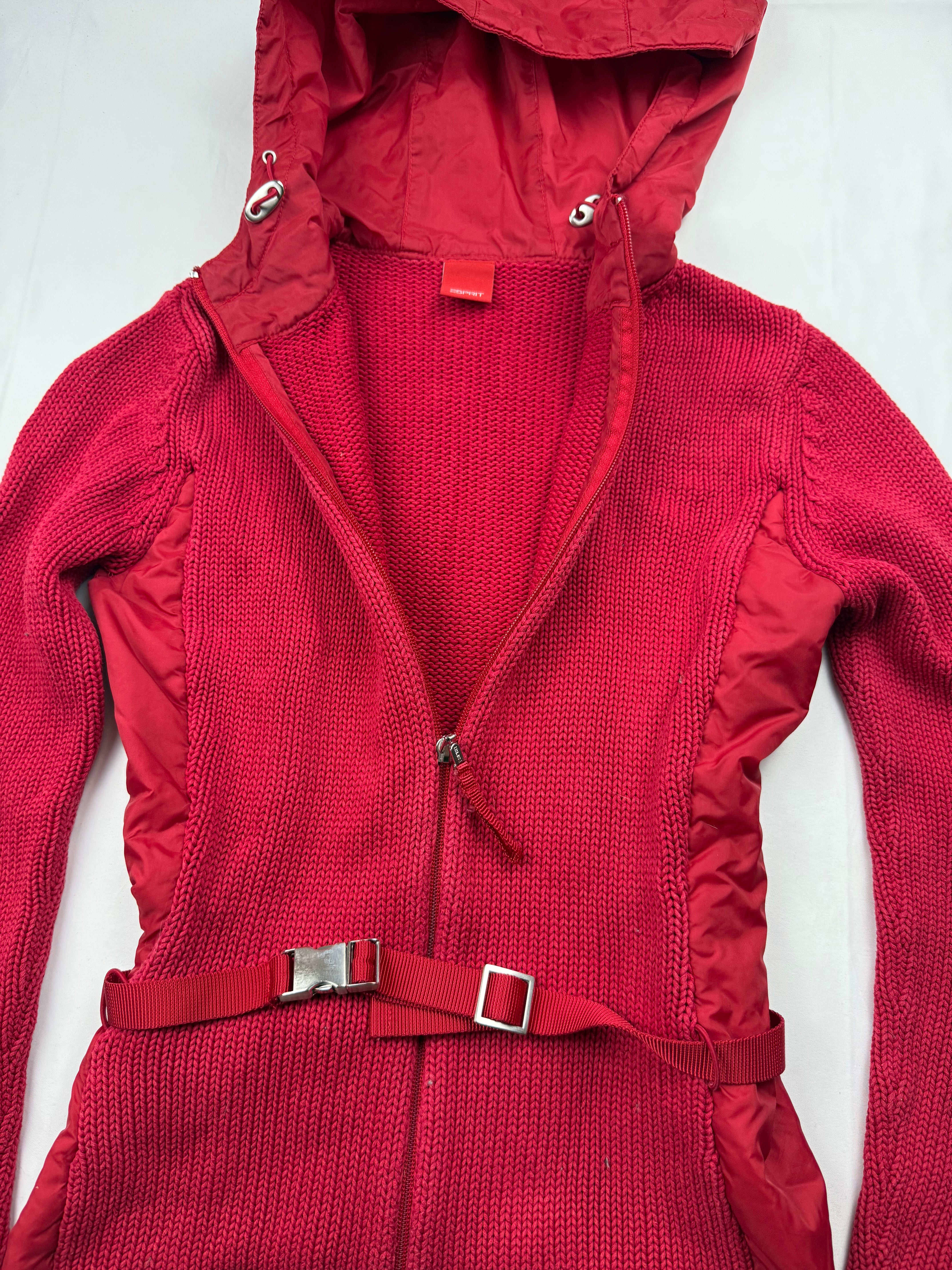 Red knitted tight fit hooded jumper with belt (XS)