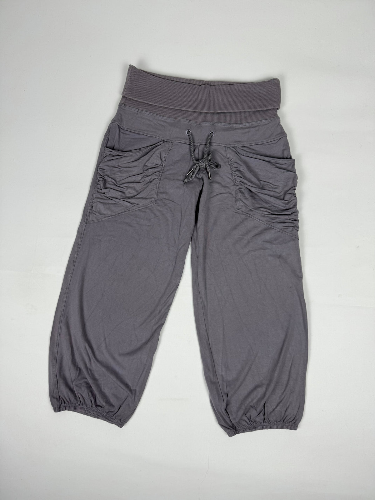 Grey low rise capri pants (XS)