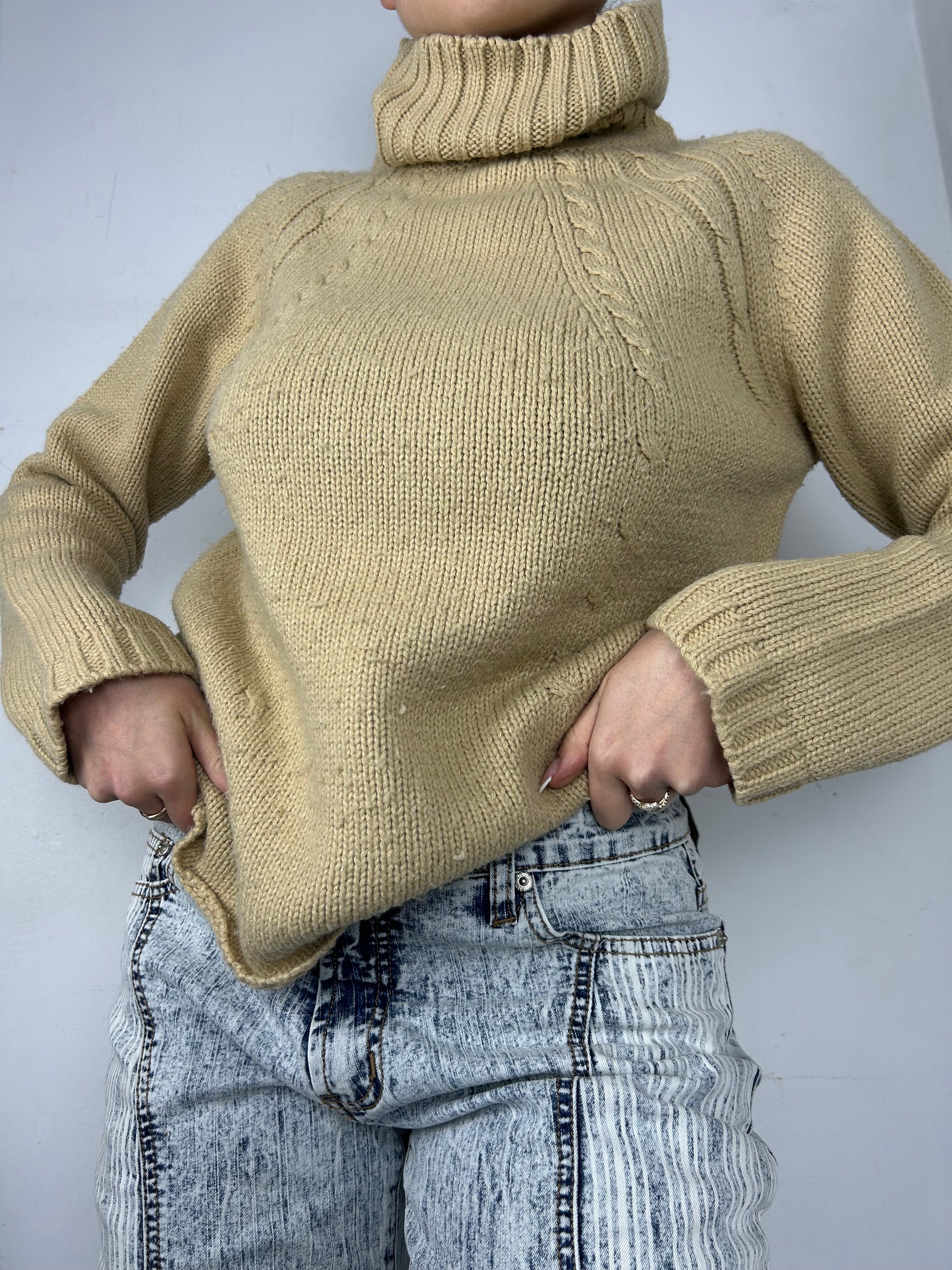 Beige turtleneck knitted  jumper (S/M)