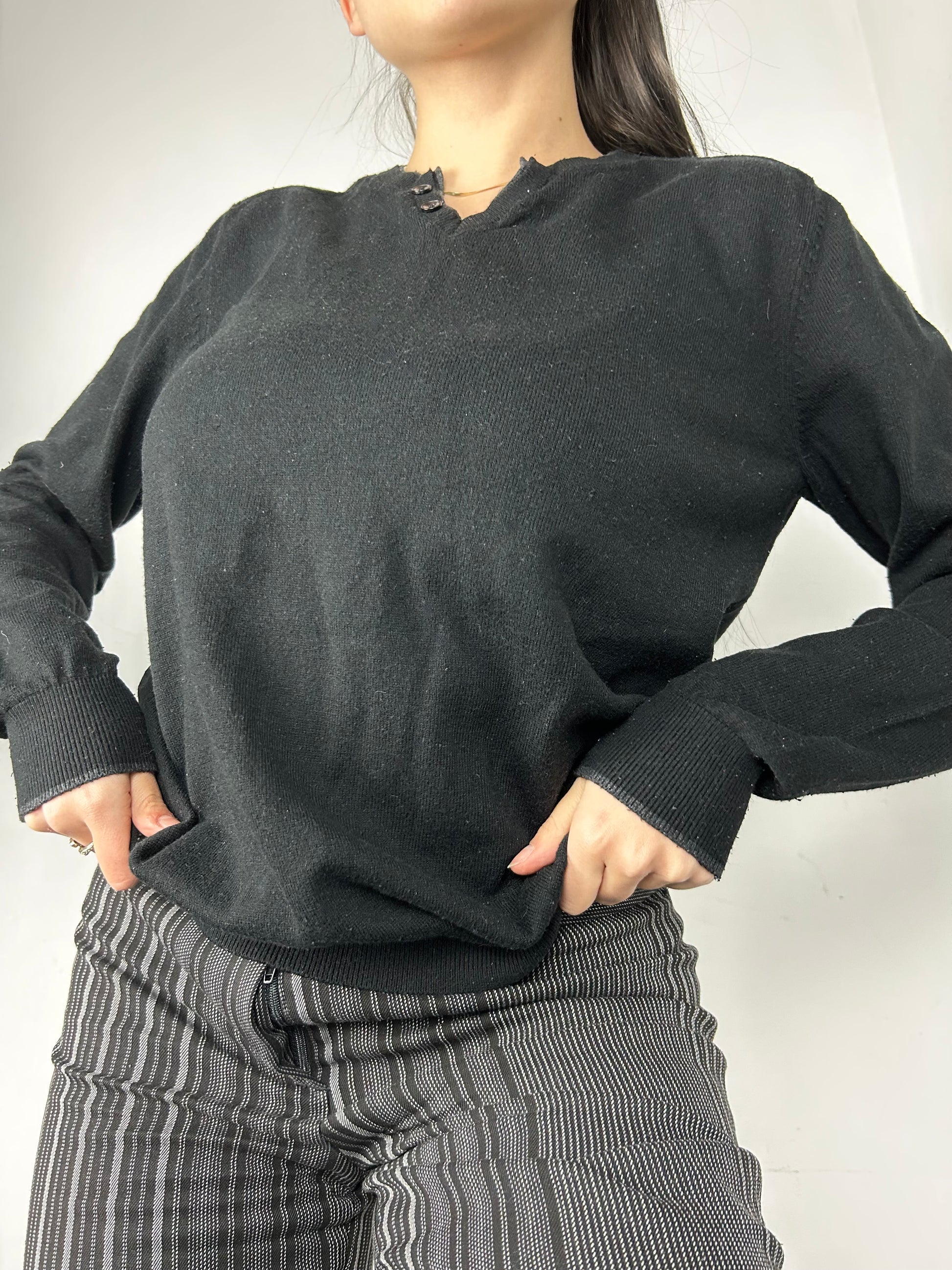 Black round neck jumper (S/M)