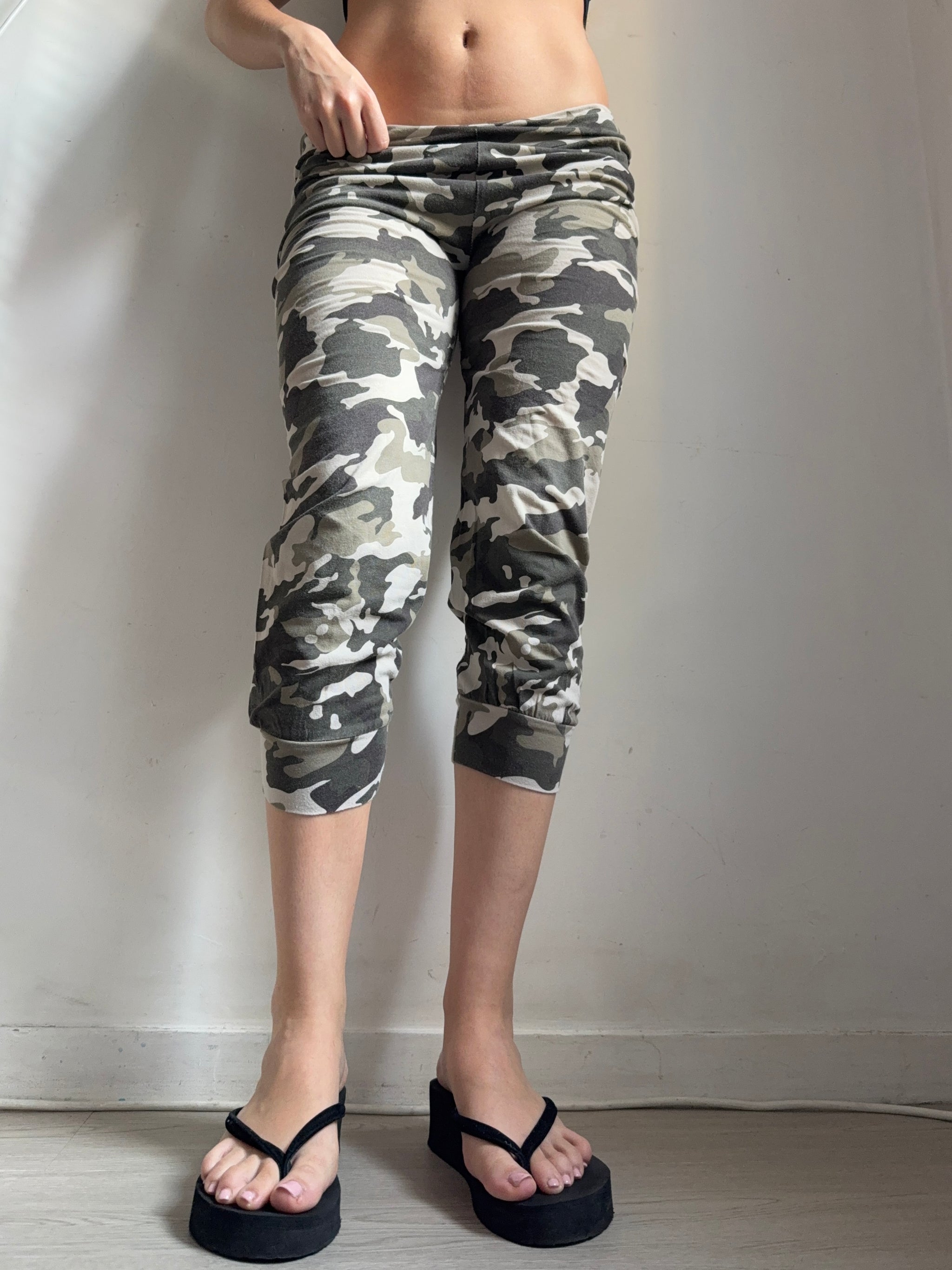 Khaki camo activewear capri pants (L)