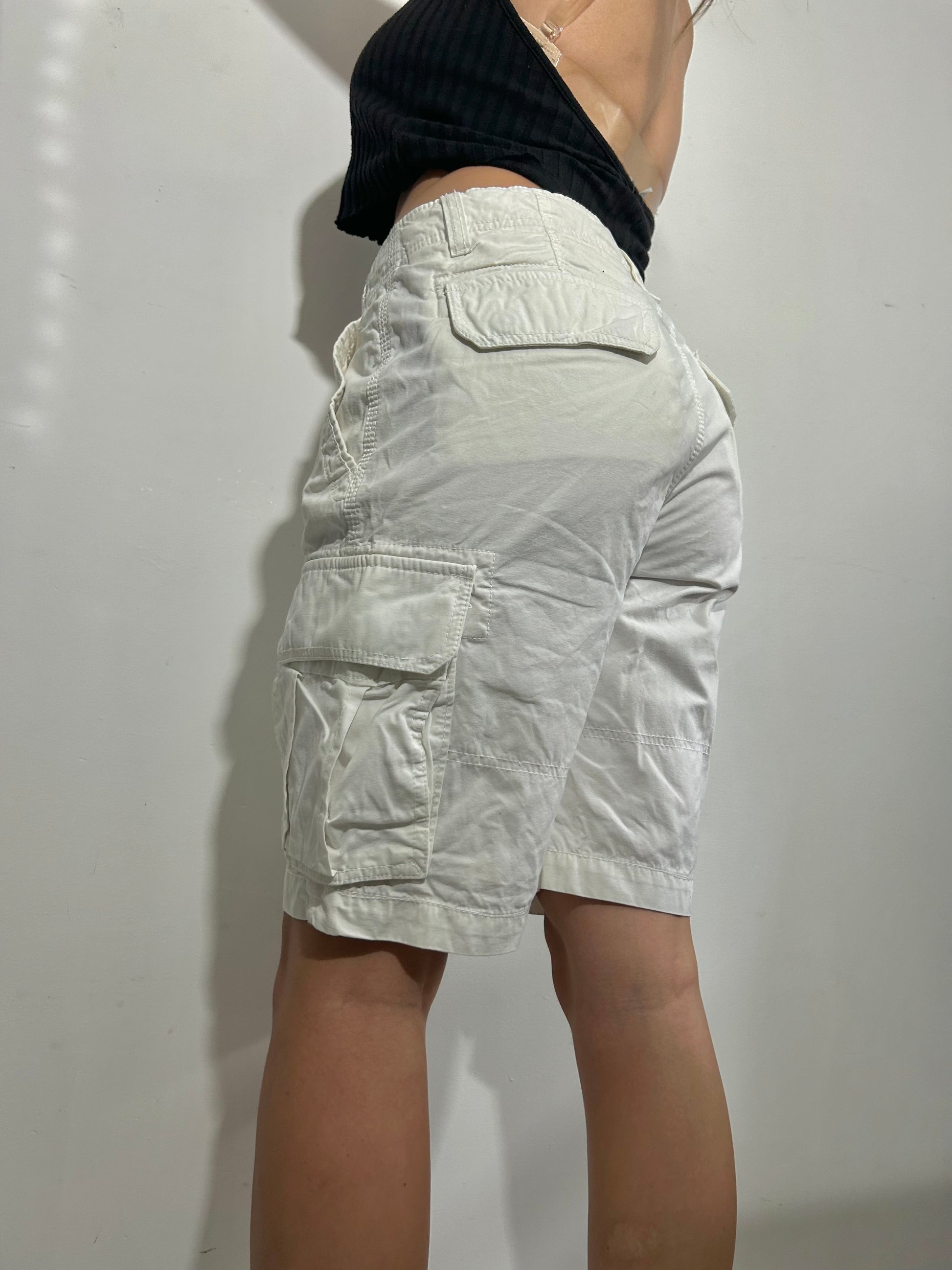 White mid rise cargo mid short (S/M) mesures