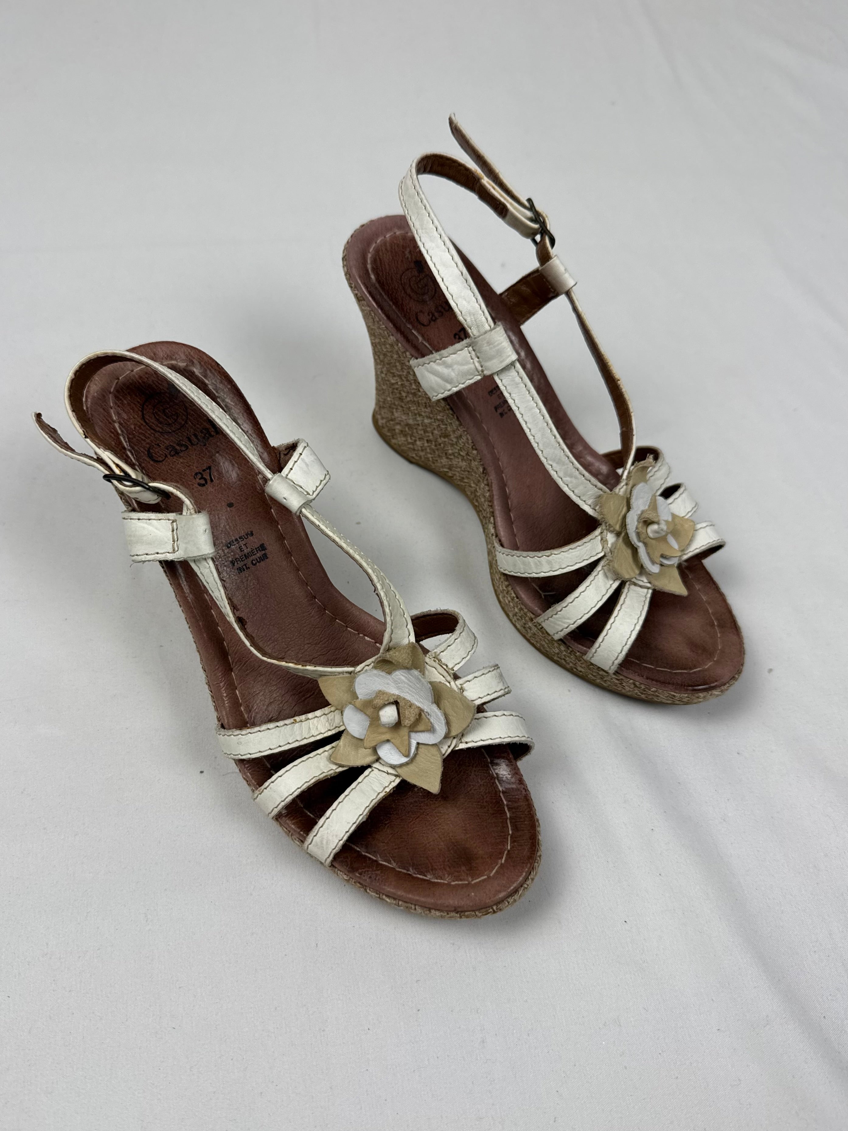 White real leather embroidered floral wedge heels (37)