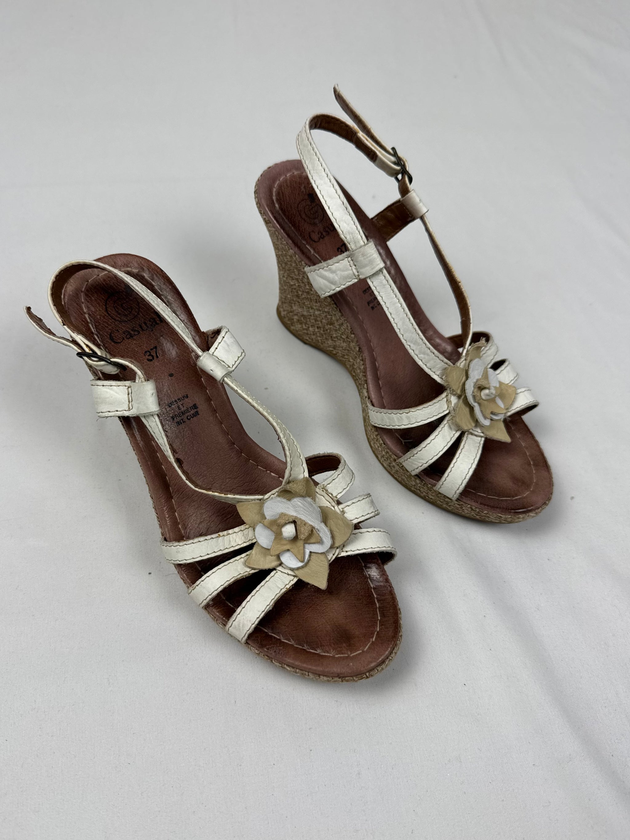 White real leather embroidered floral wedge heels (37)
