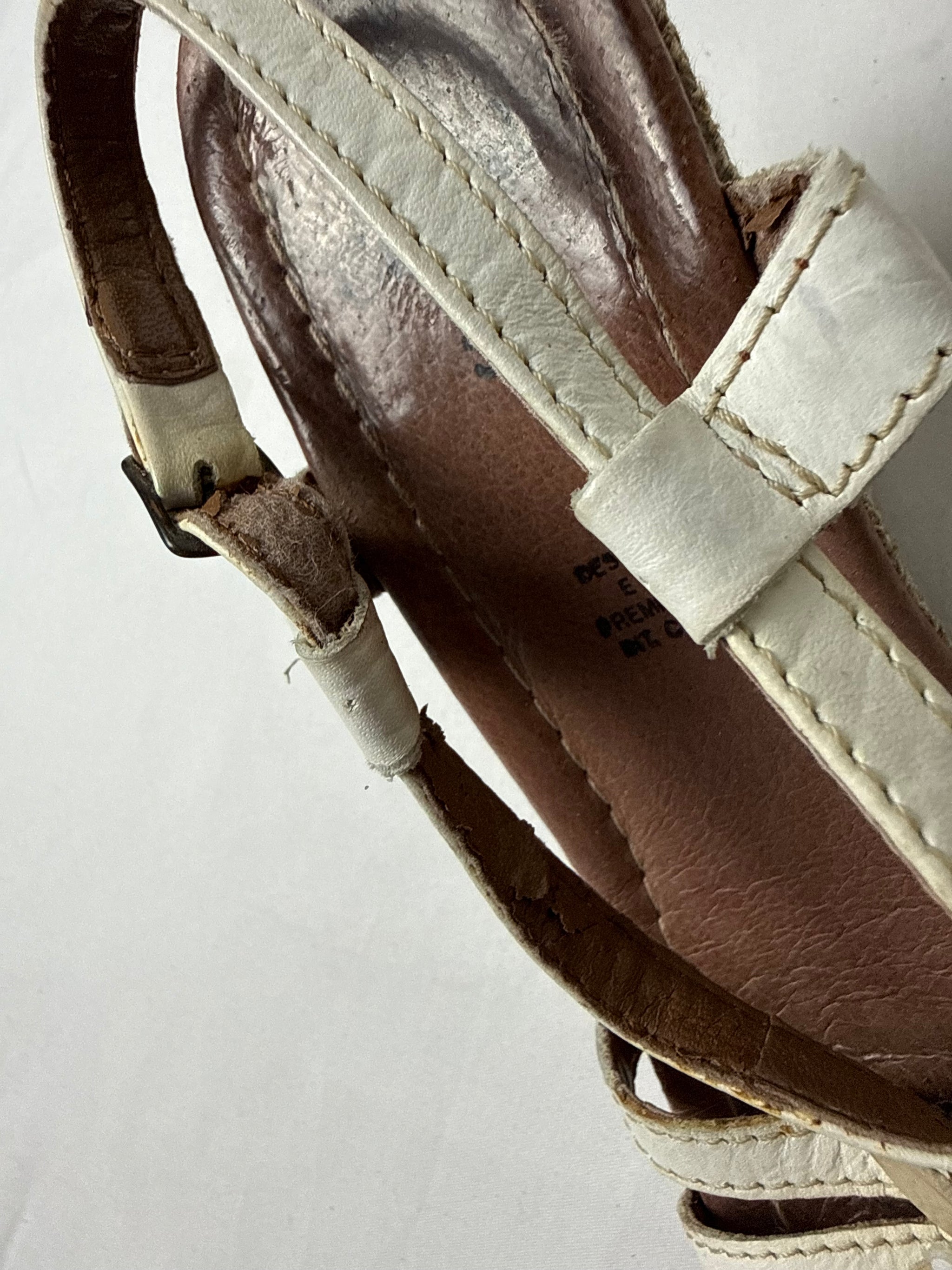 White real leather embroidered floral wedge heels (37)