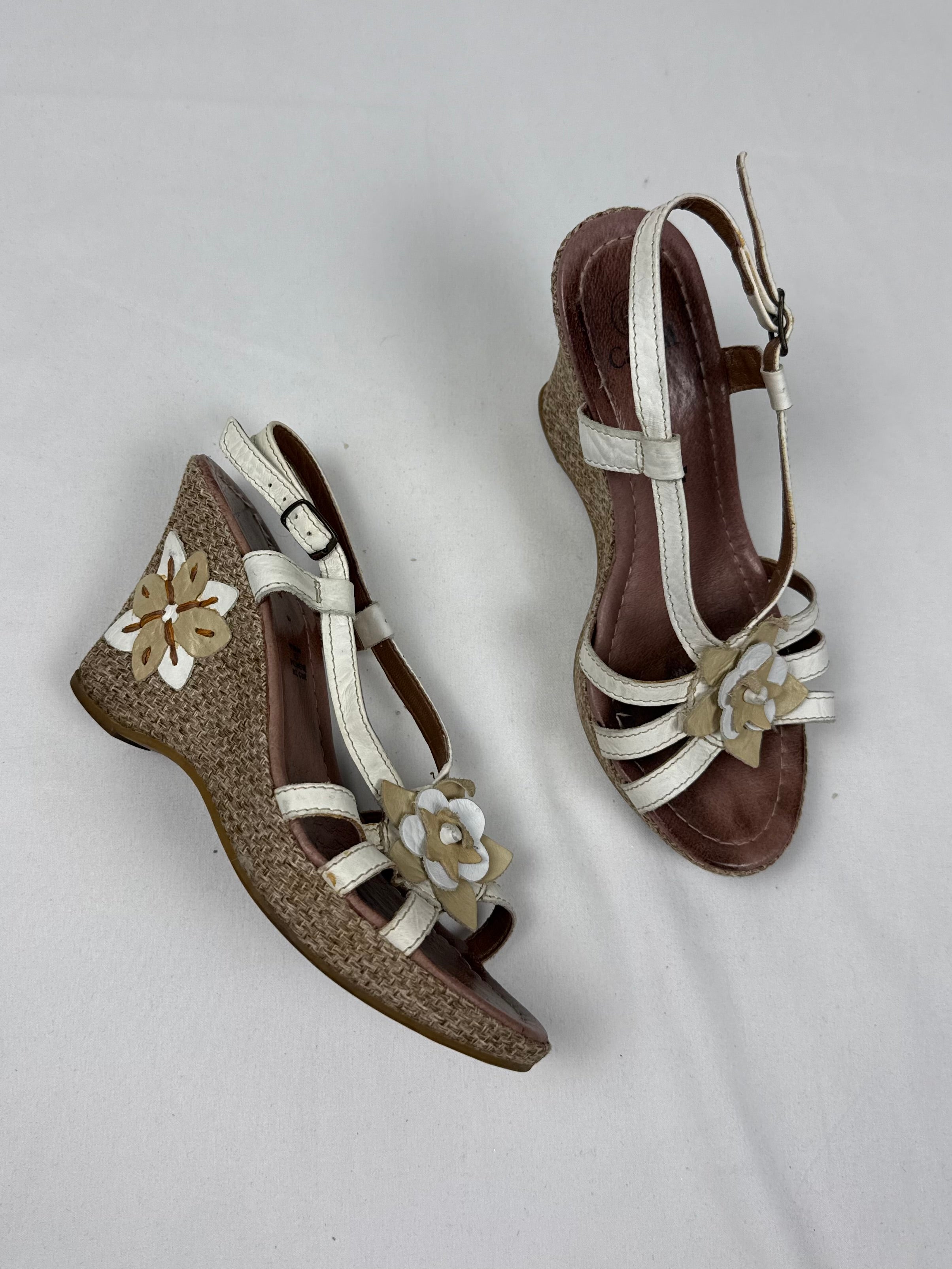 White real leather embroidered floral wedge heels (37)