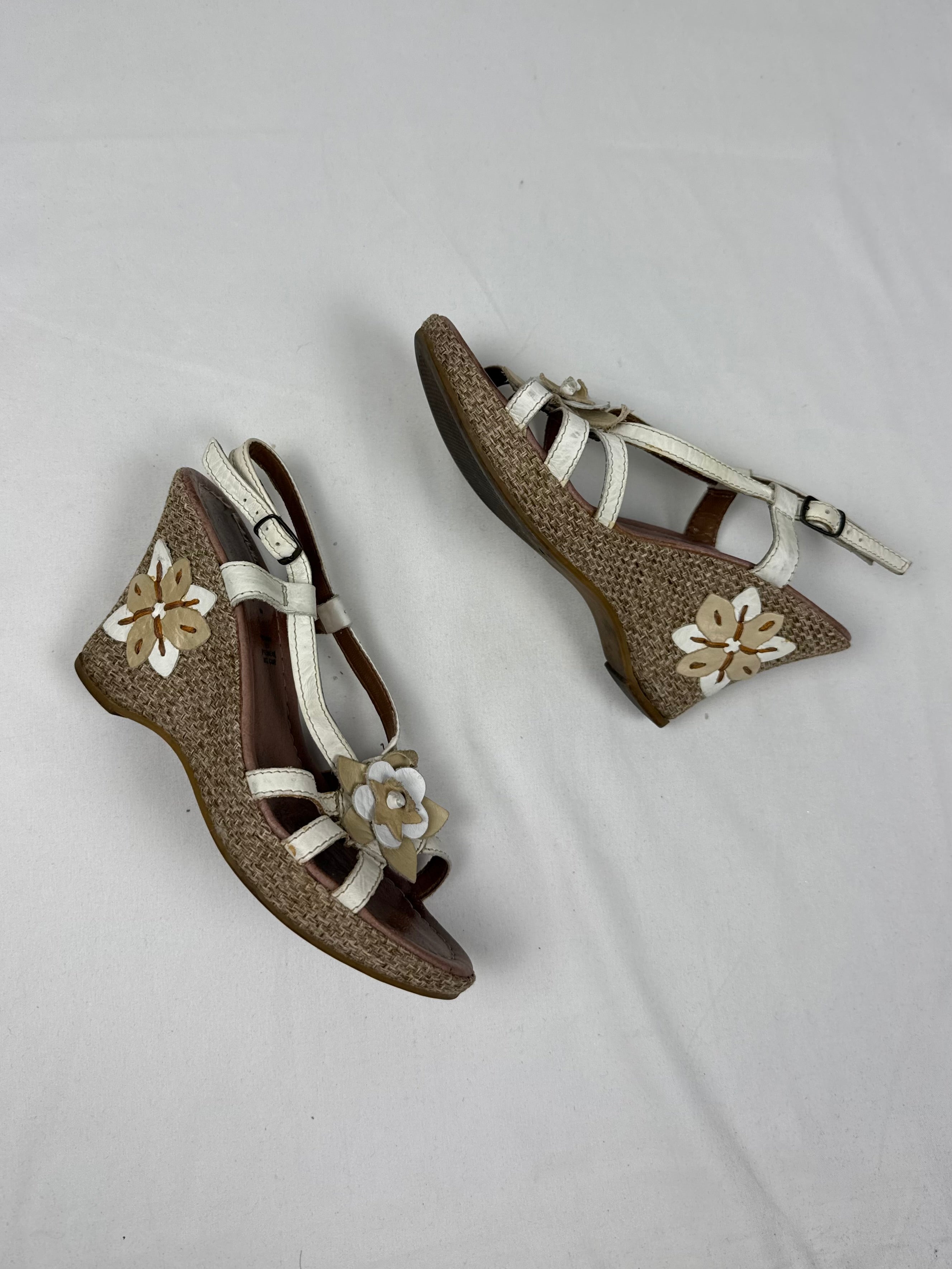 White real leather embroidered floral wedge heels (37)