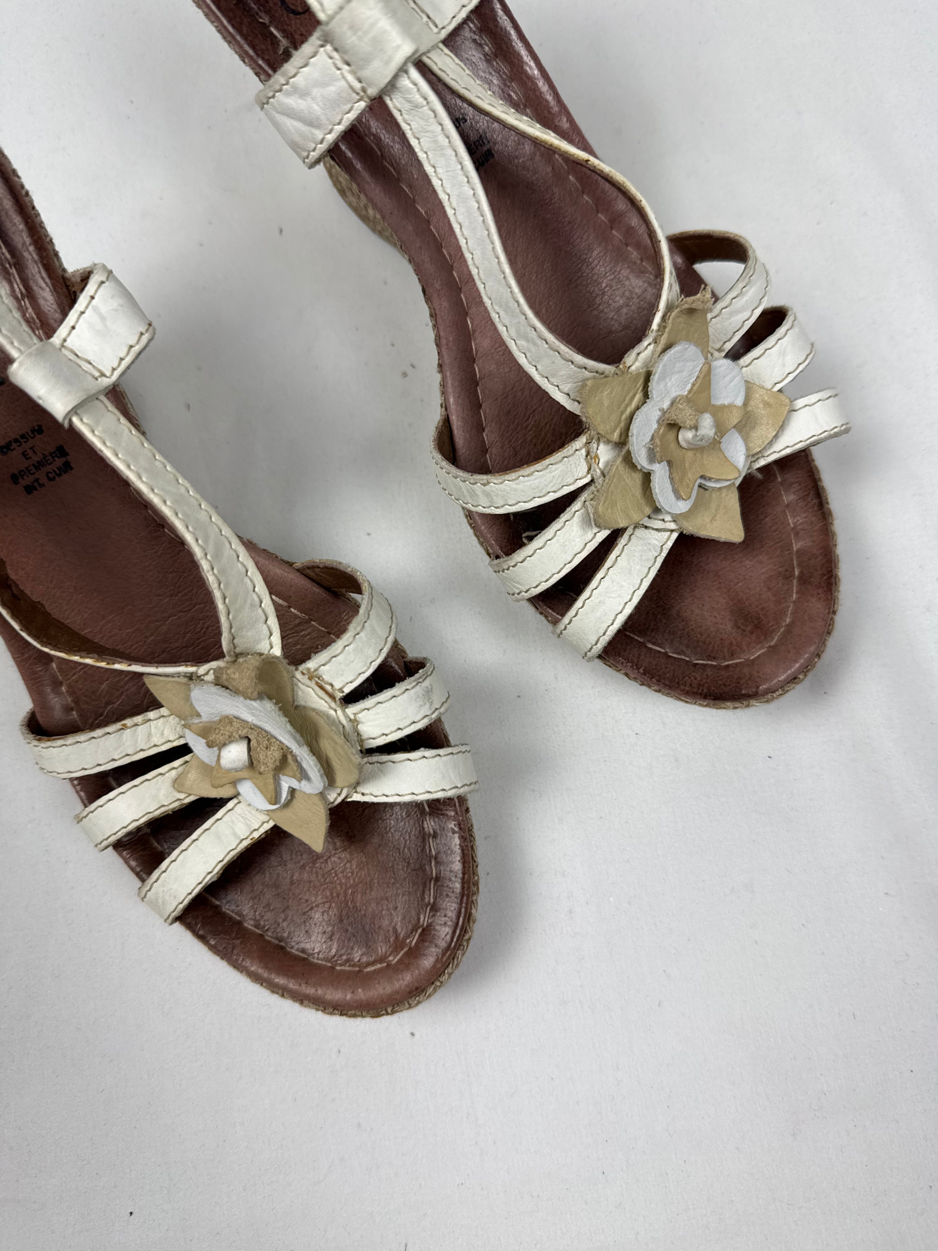 White real leather embroidered floral wedge heels (37)