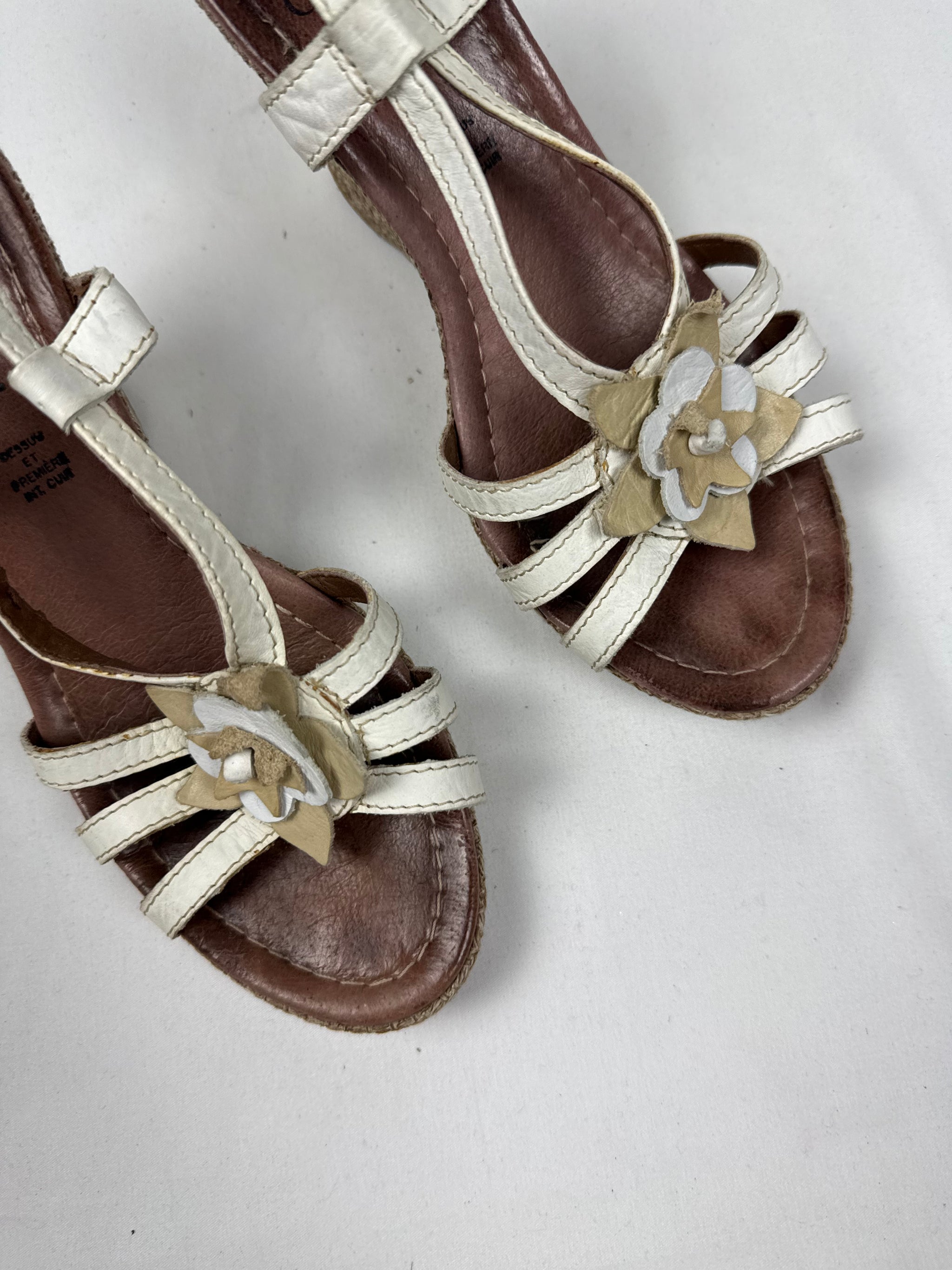 White real leather embroidered floral wedge heels (37)