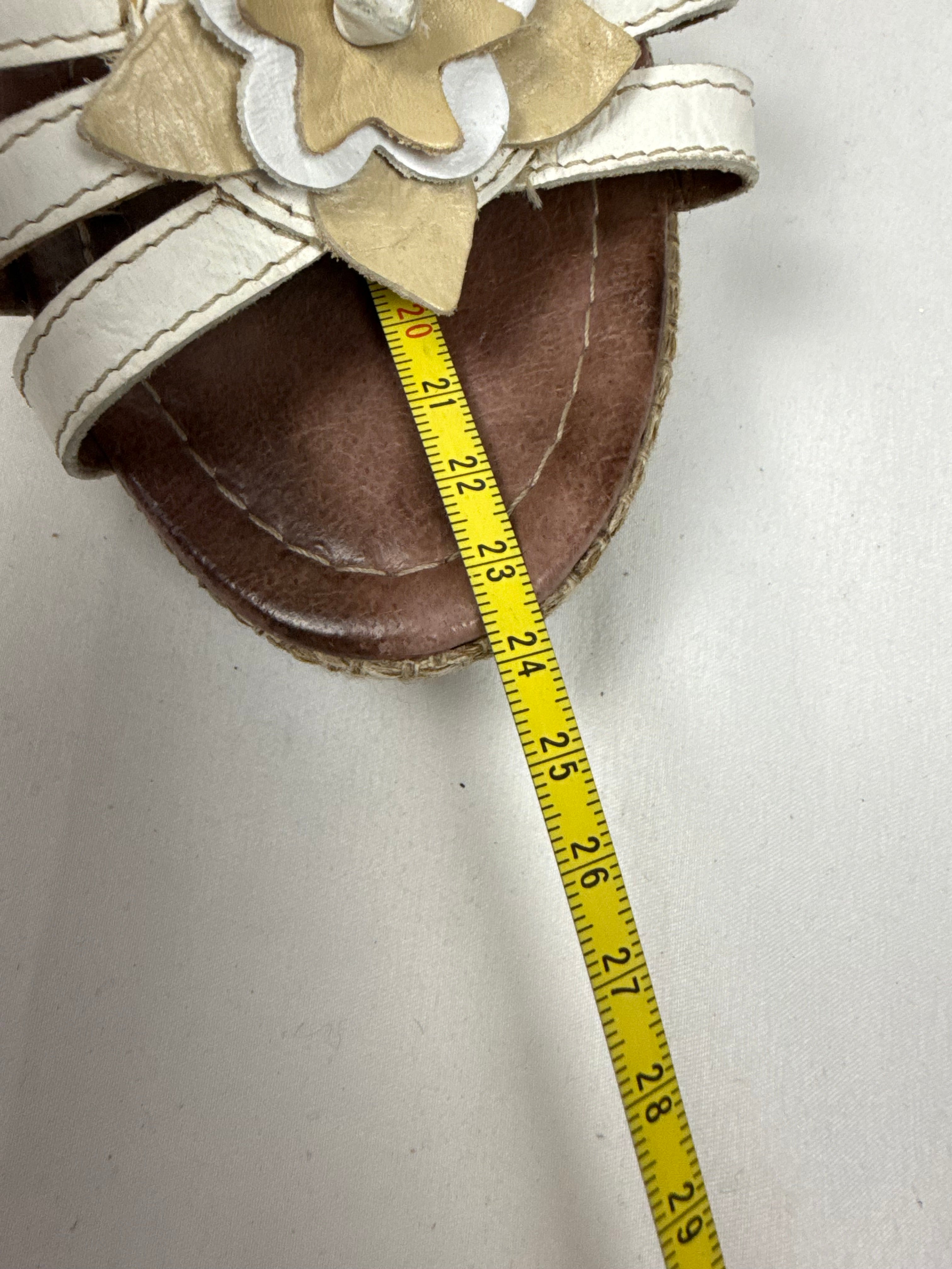 White real leather embroidered floral wedge heels (37)